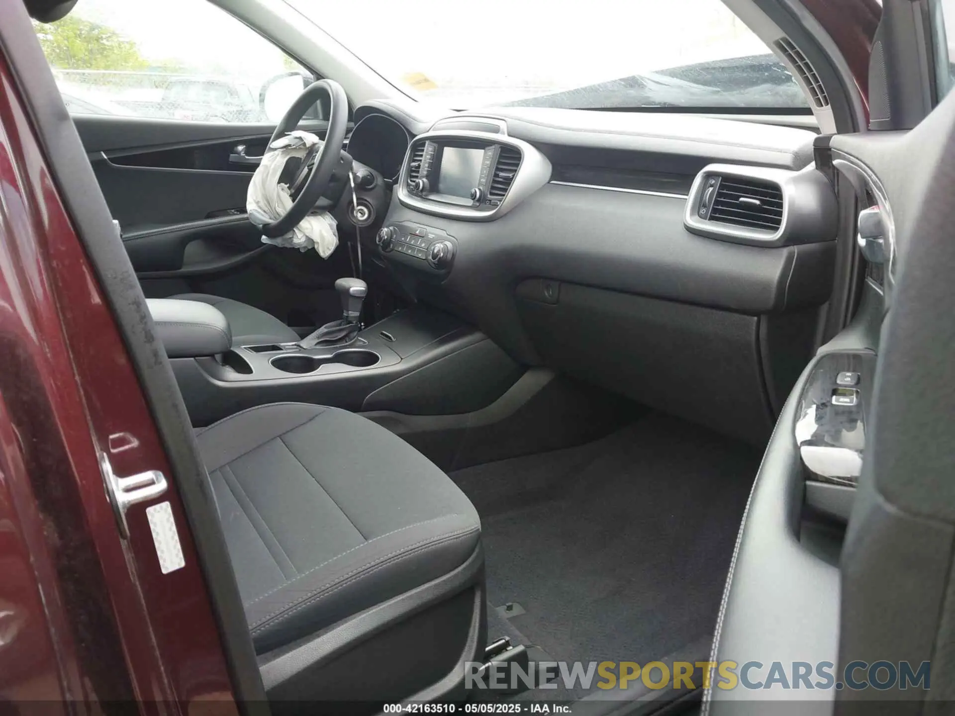 5 fotografías del automóvil dañado 5XYPG4A35KG576447 KIA SORENTO 2019