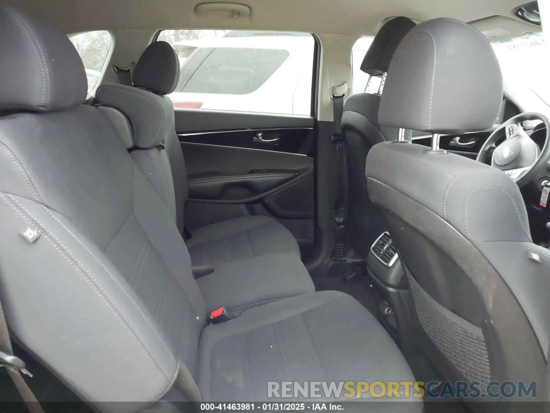 8 fotografías del automóvil dañado 5XYPG4A35KG577548 KIA SORENTO 2019