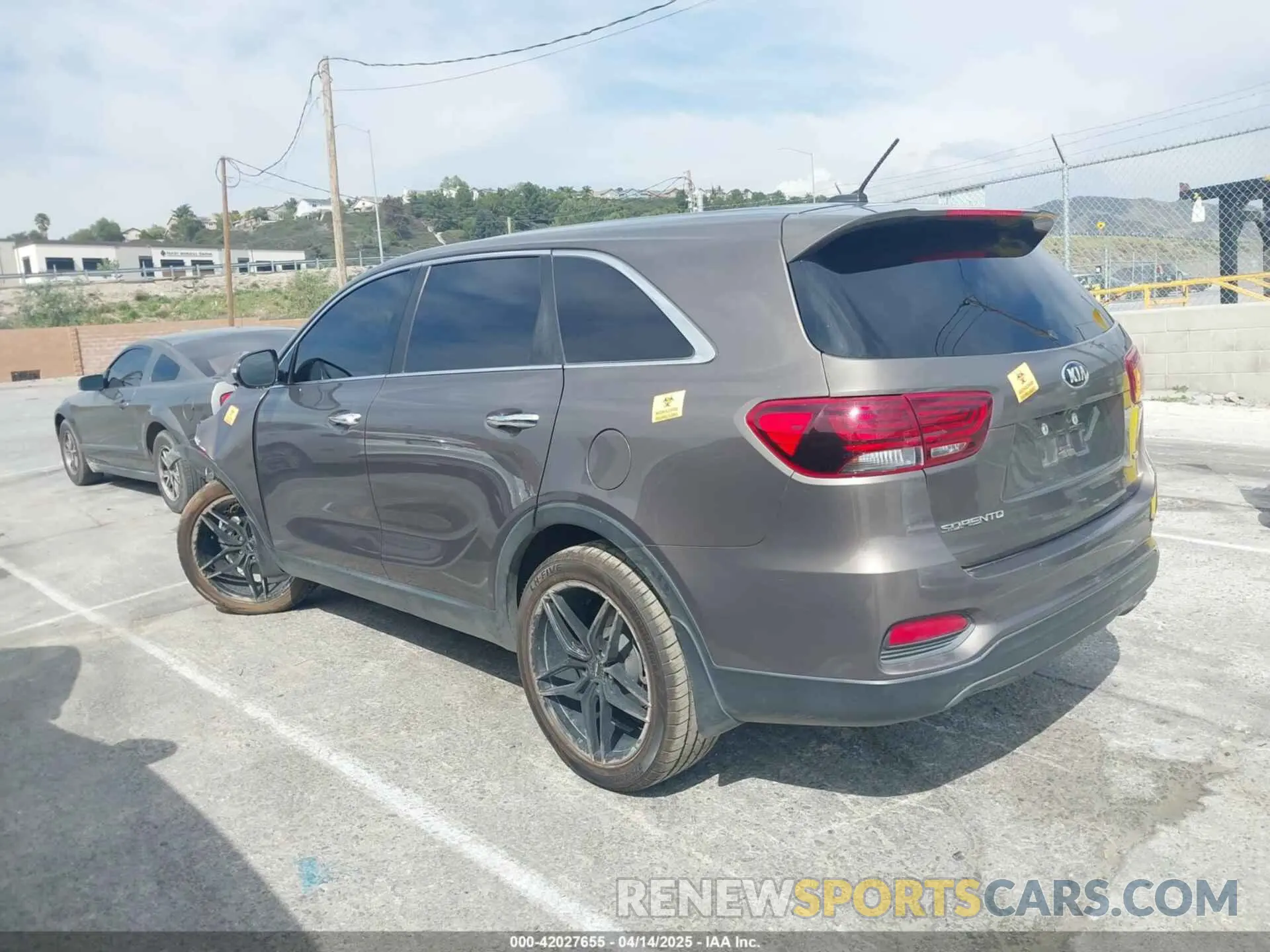 3 fotografías del automóvil dañado 5XYPG4A36KG574769 KIA SORENTO 2019