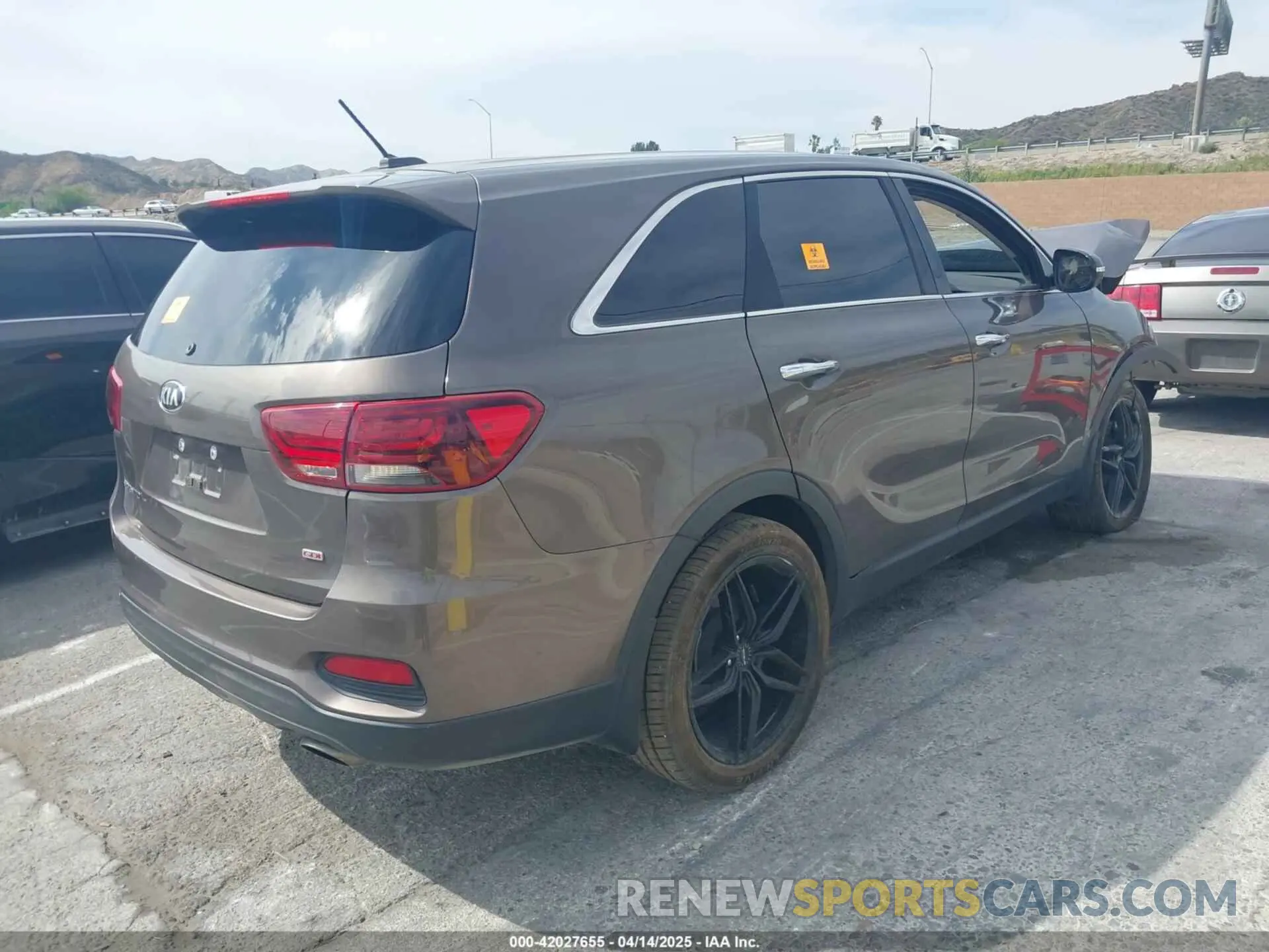 4 fotografías del automóvil dañado 5XYPG4A36KG574769 KIA SORENTO 2019