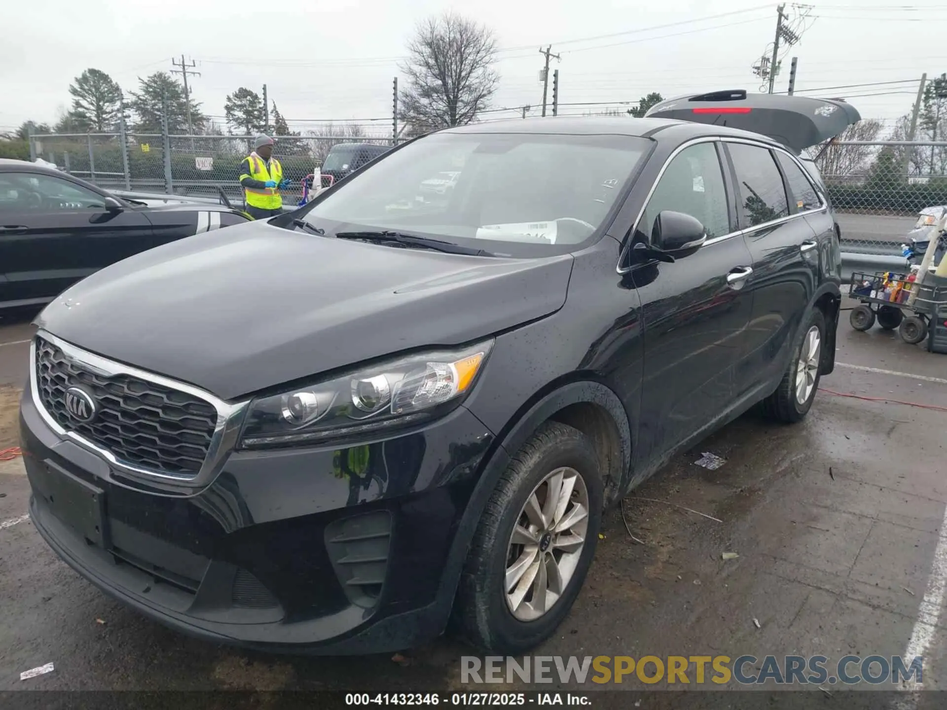 2 fotografías del automóvil dañado 5XYPG4A36KG575579 KIA SORENTO 2019