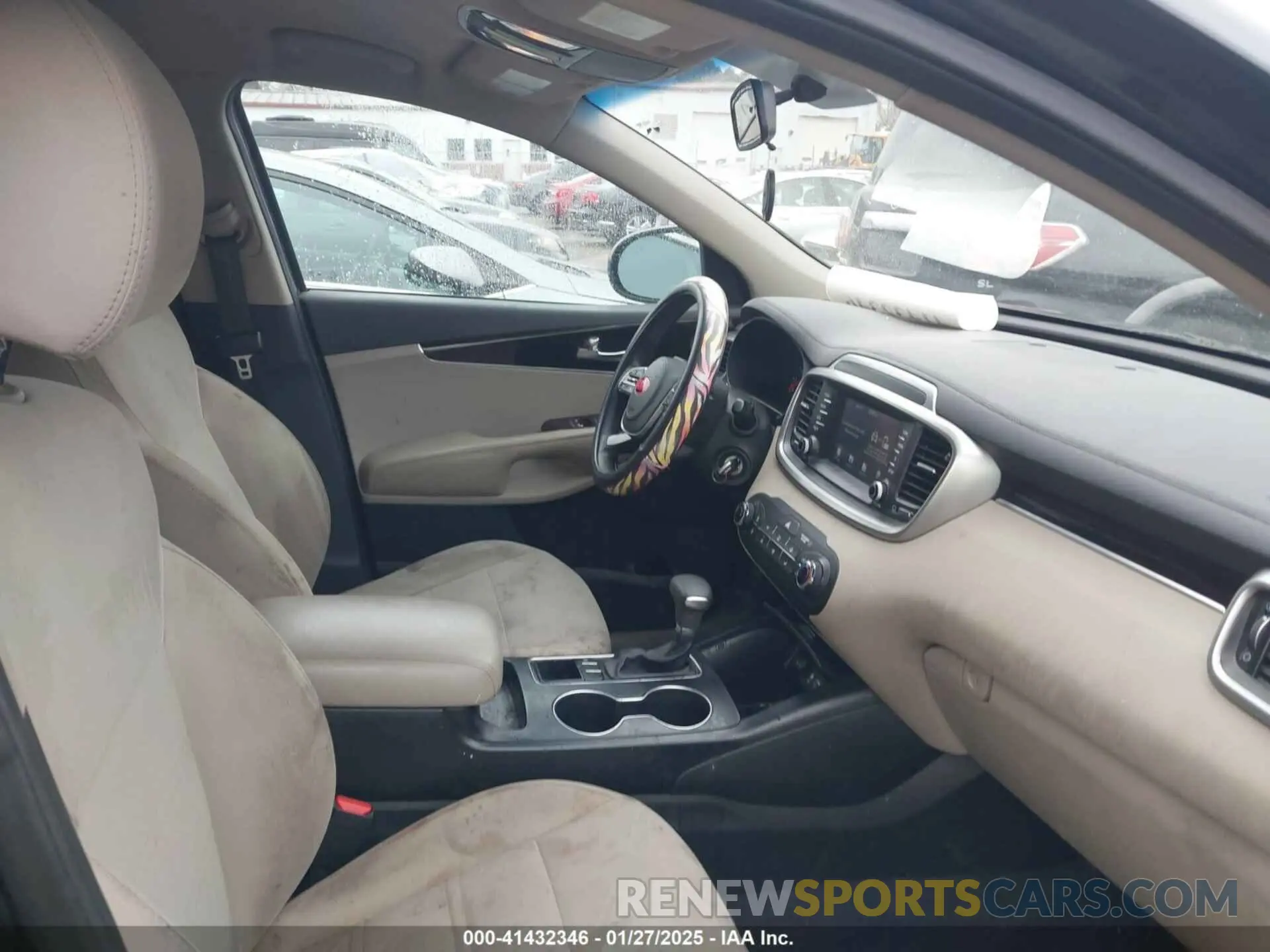 5 fotografías del automóvil dañado 5XYPG4A36KG575579 KIA SORENTO 2019
