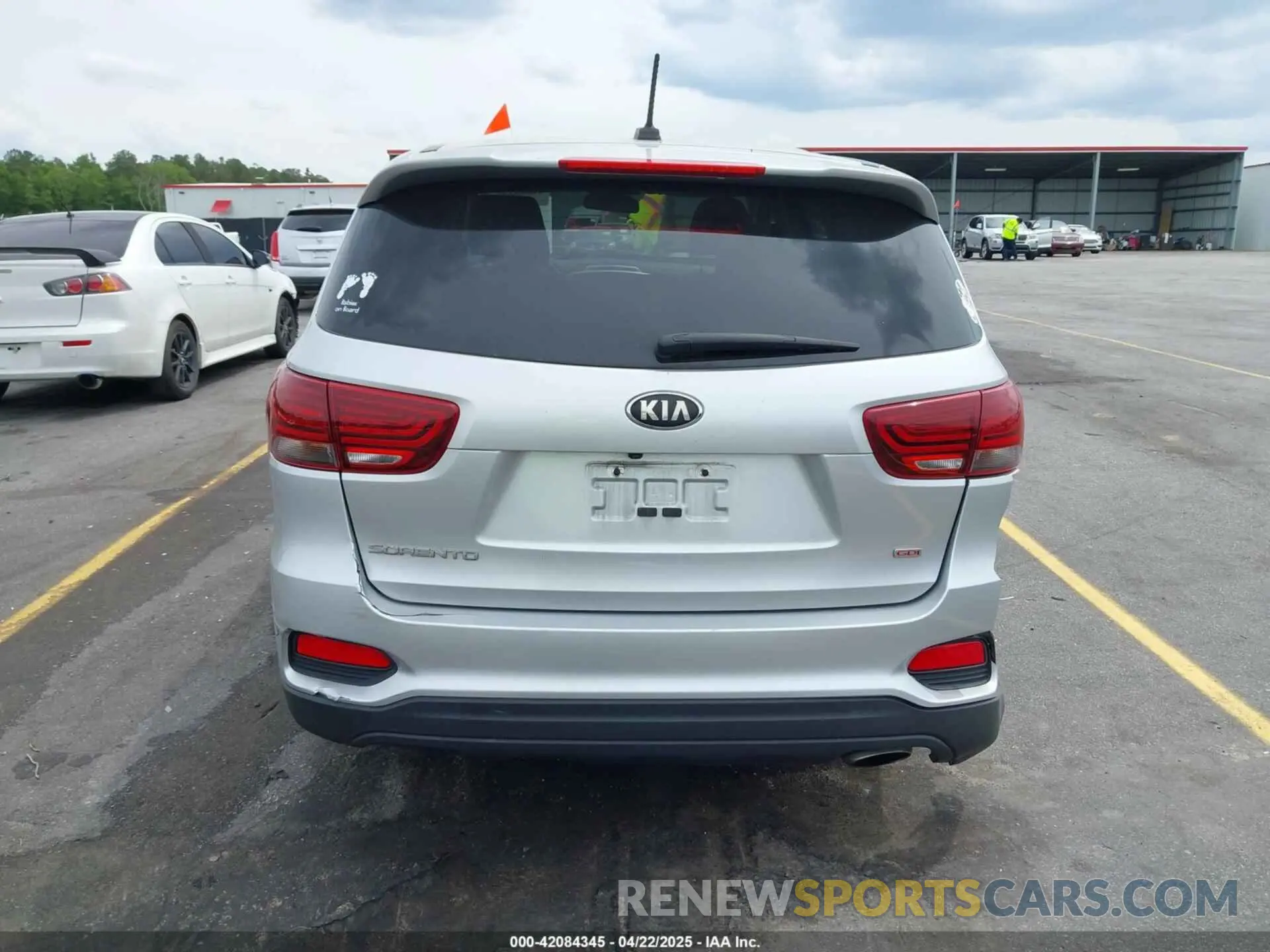17 fotografías del automóvil dañado 5XYPG4A36KG593306 KIA SORENTO 2019