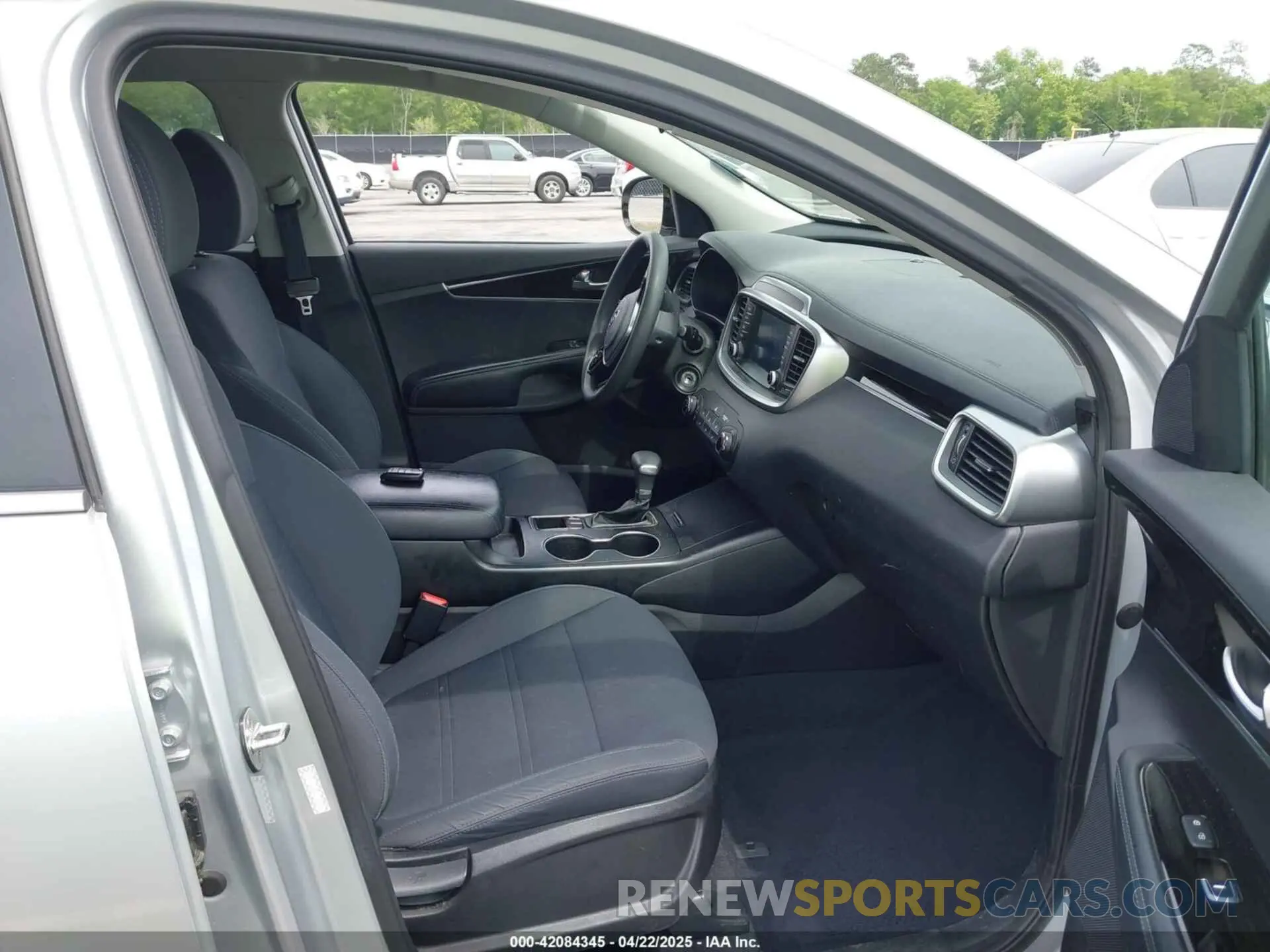 5 fotografías del automóvil dañado 5XYPG4A36KG593306 KIA SORENTO 2019