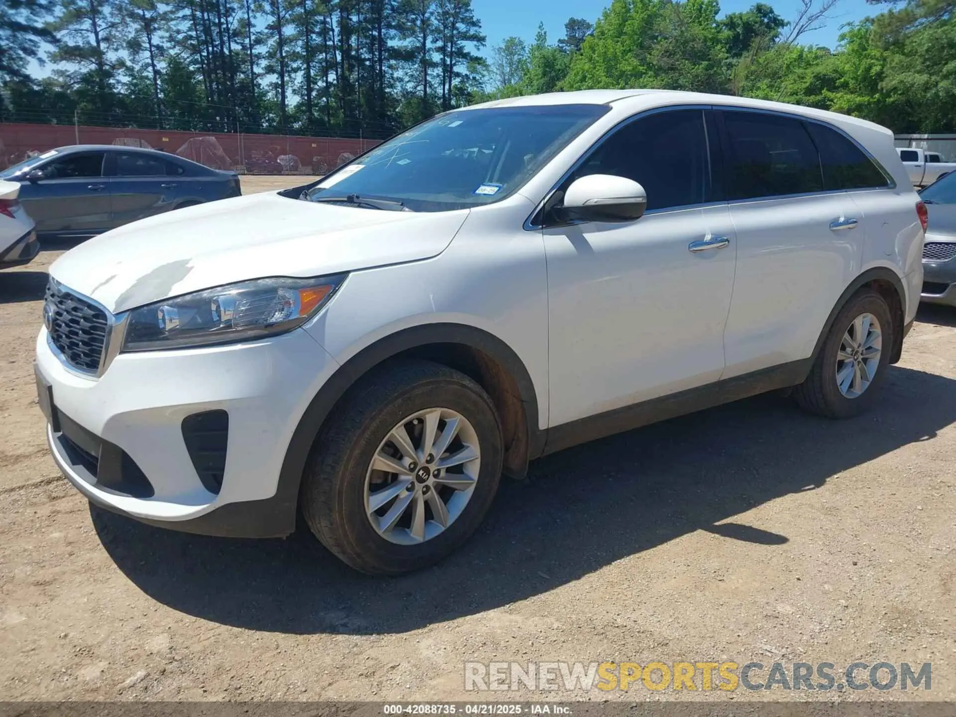 2 fotografías del automóvil dañado 5XYPG4A37KG511454 KIA SORENTO 2019