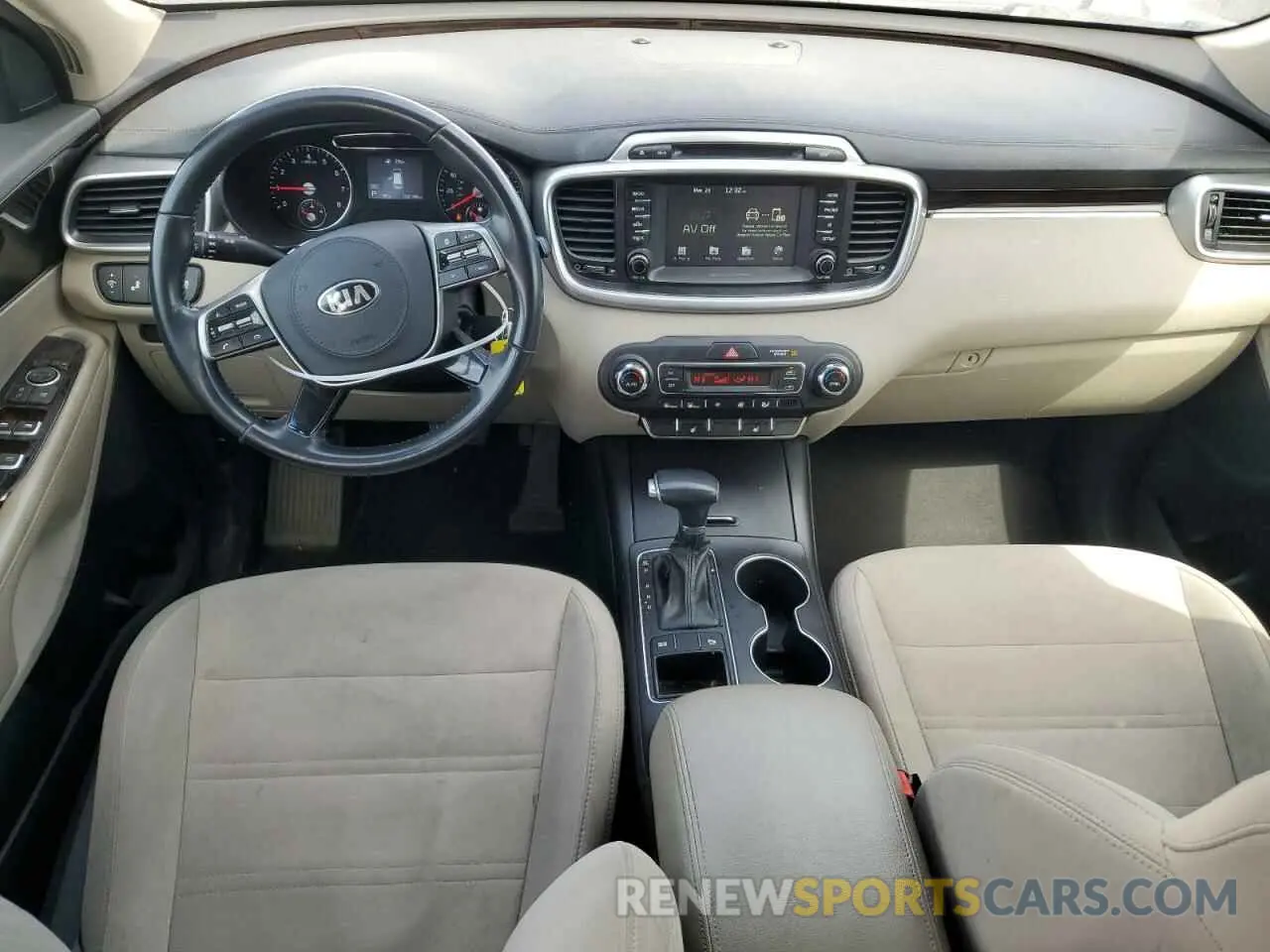 8 fotografías del automóvil dañado 5XYPG4A37KG515522 KIA SORENTO 2019