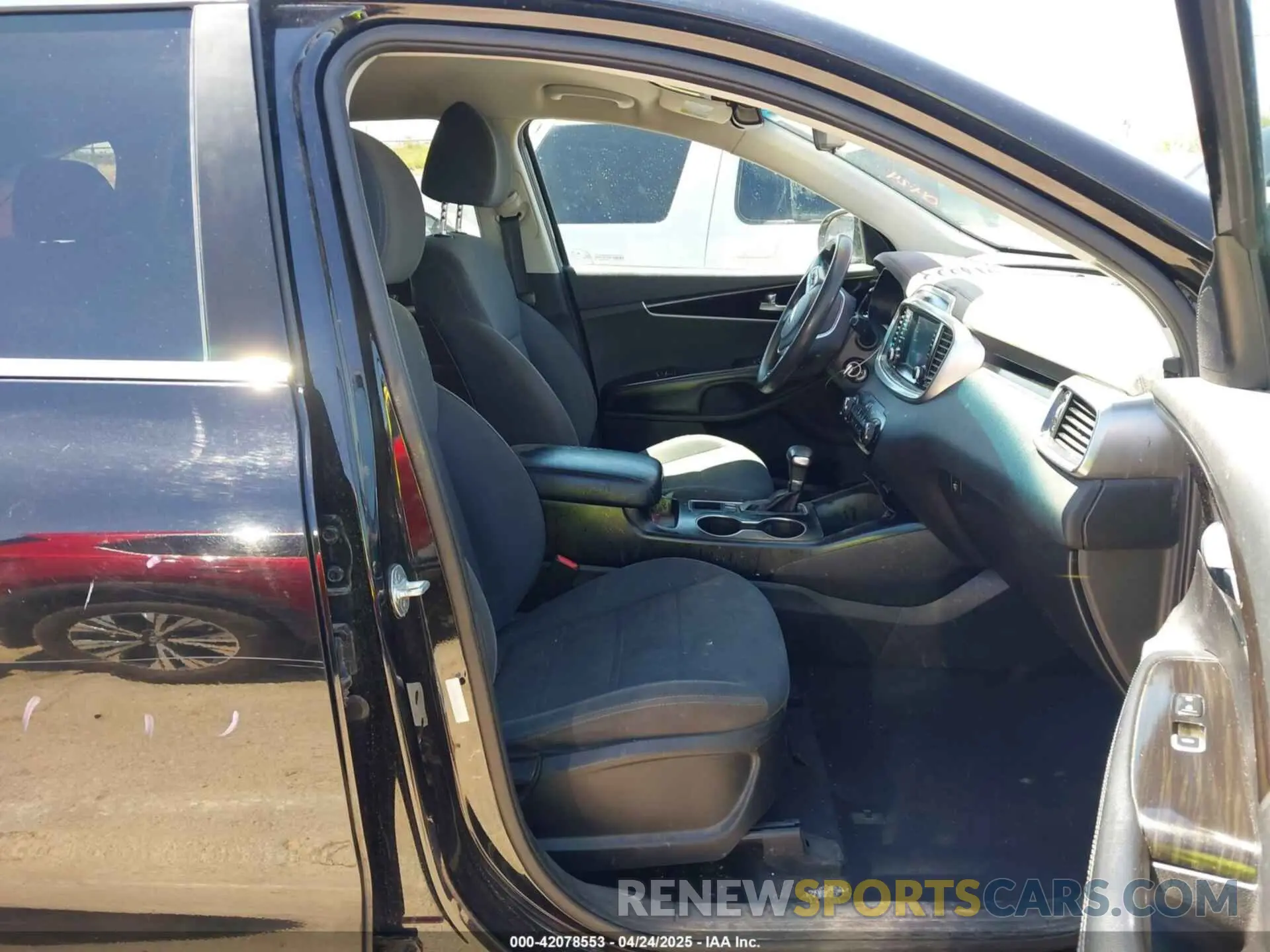 5 fotografías del automóvil dañado 5XYPG4A37KG530909 KIA SORENTO 2019