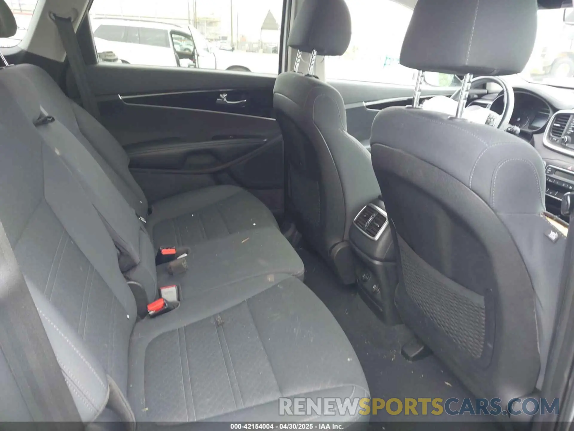 8 fotografías del automóvil dañado 5XYPG4A37KG589572 KIA SORENTO 2019