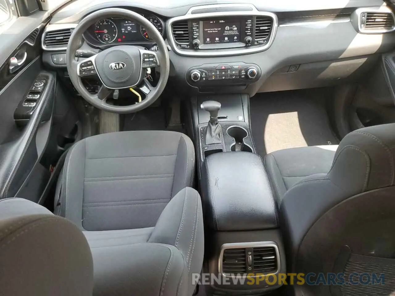 8 fotografías del automóvil dañado 5XYPG4A38KG510717 KIA SORENTO 2019