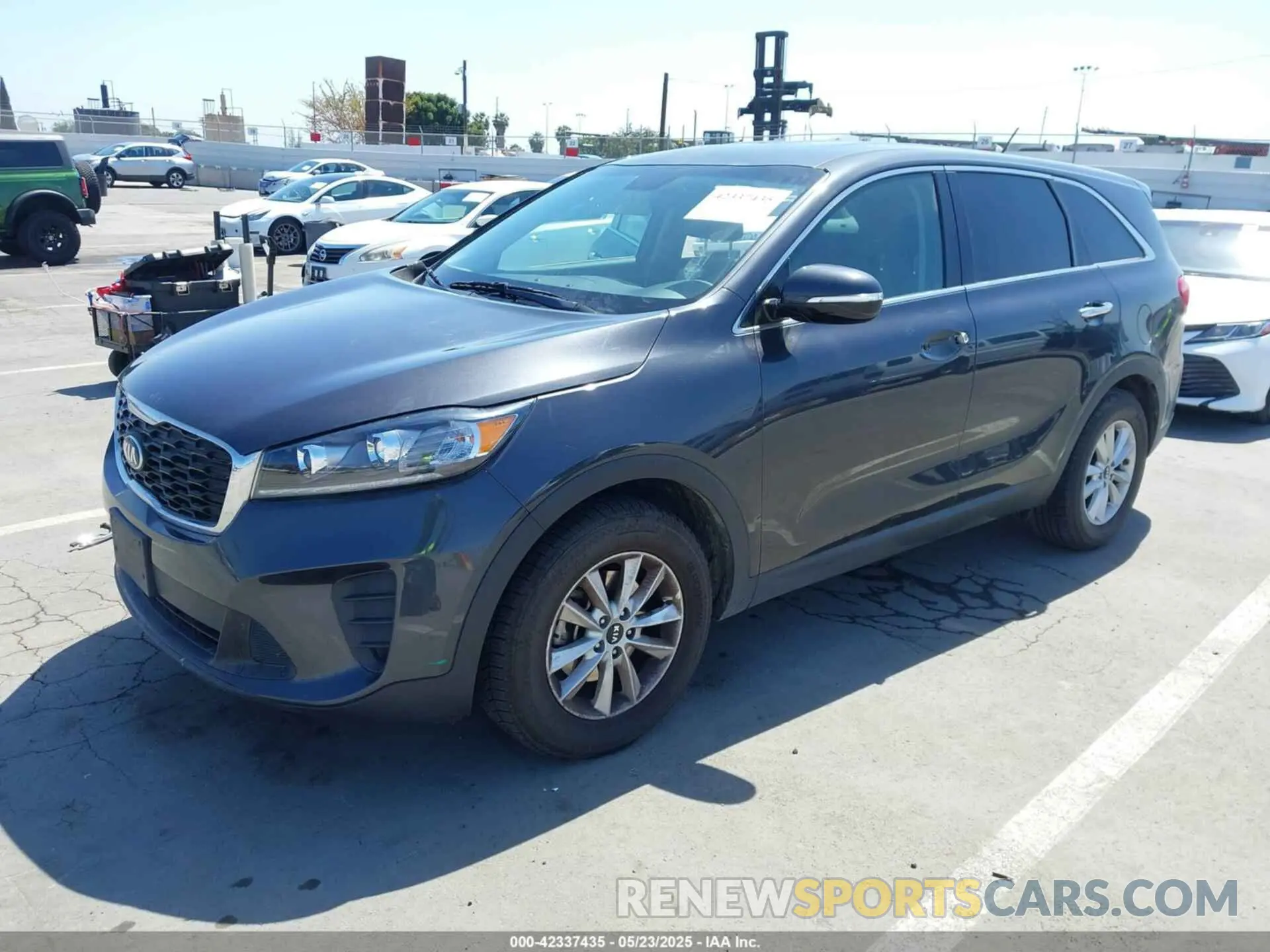 2 fotografías del automóvil dañado 5XYPG4A38KG536055 KIA SORENTO 2019