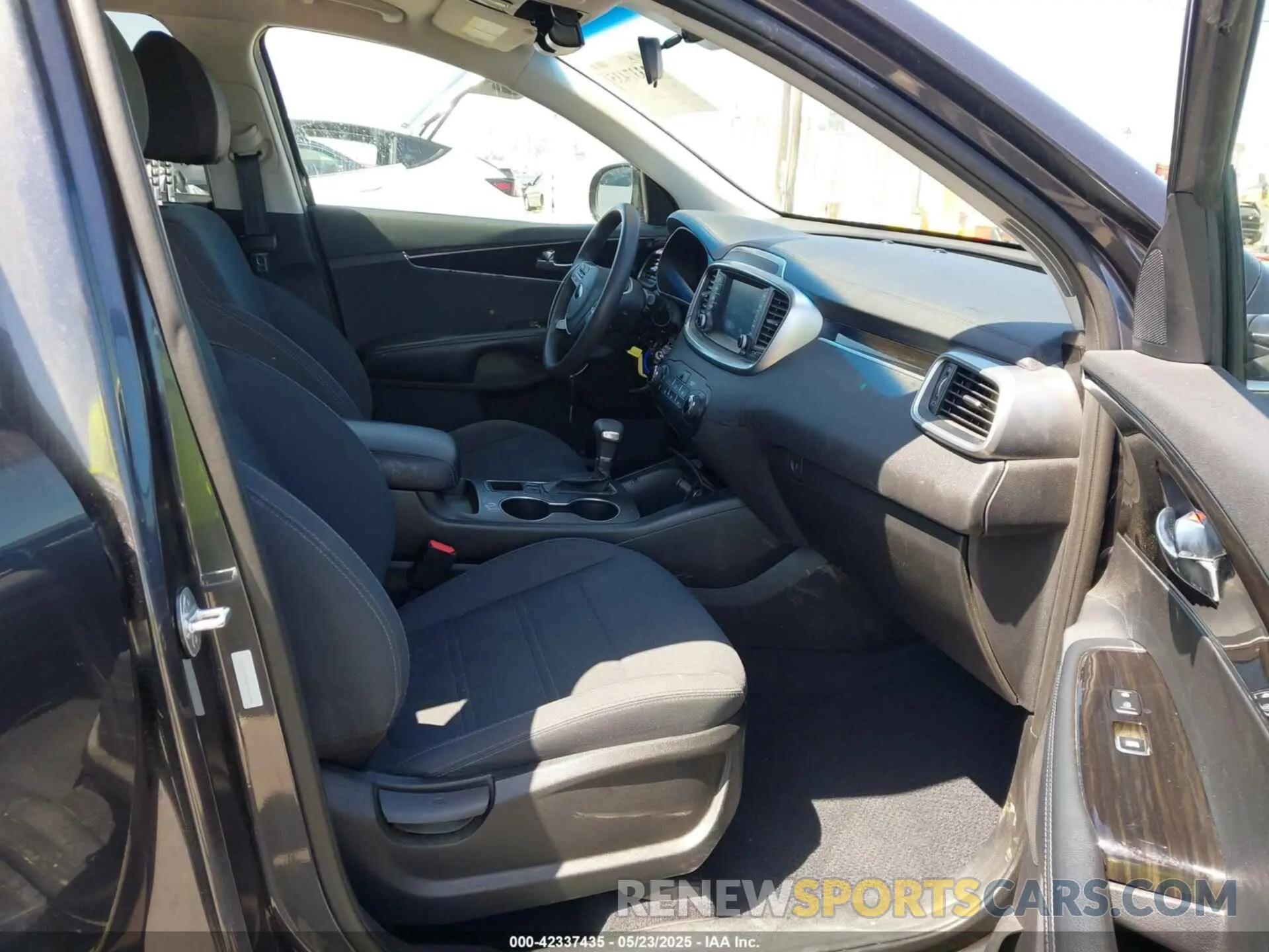 5 fotografías del automóvil dañado 5XYPG4A38KG536055 KIA SORENTO 2019