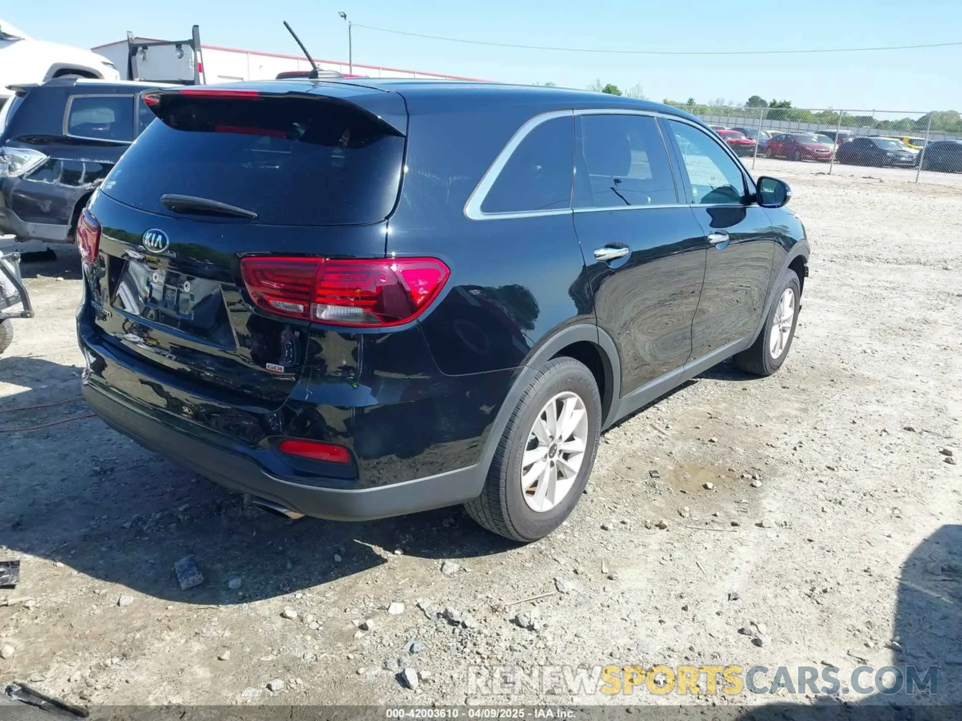 4 fotografías del automóvil dañado 5XYPG4A38KG574269 KIA SORENTO 2019