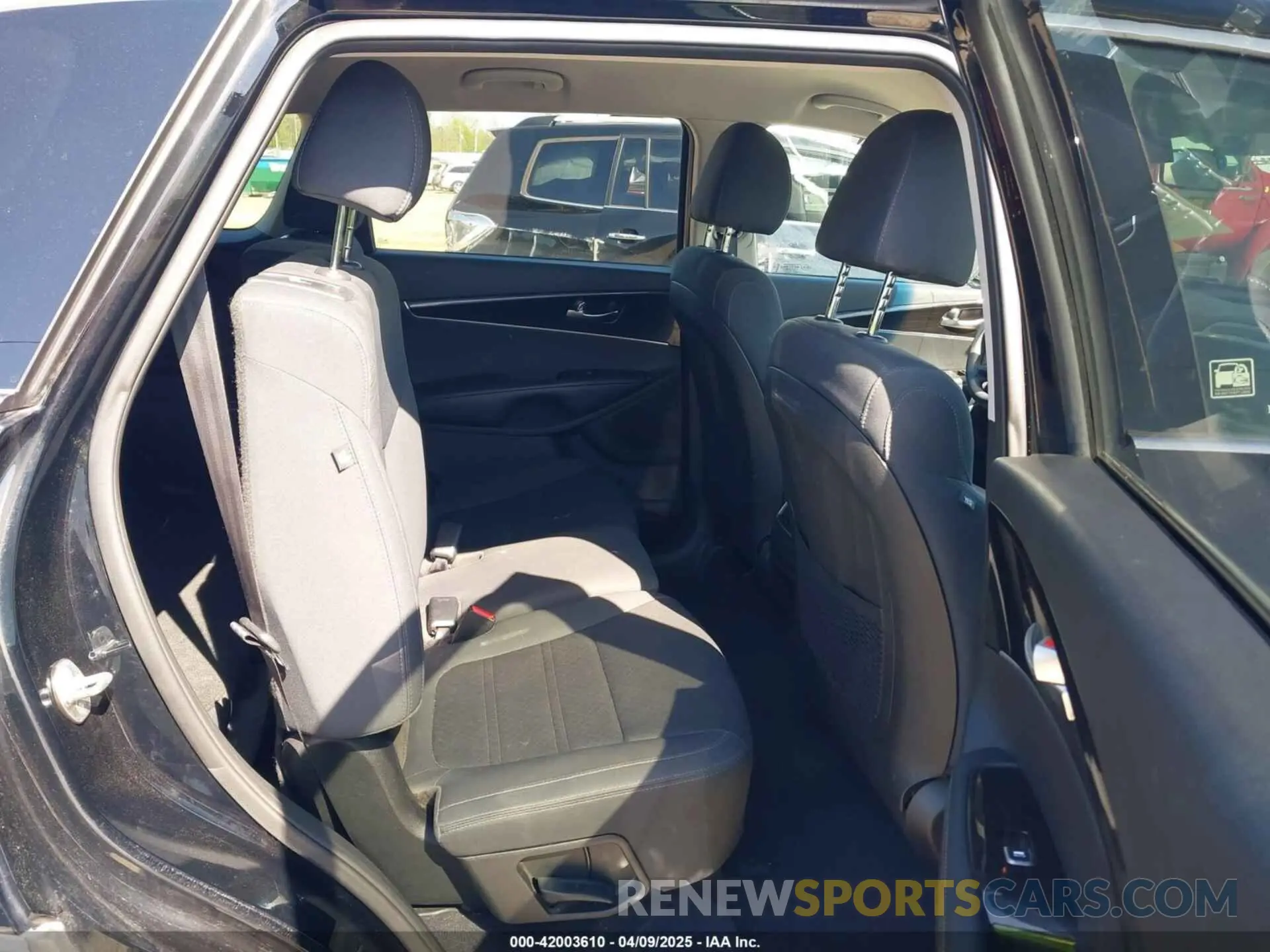 8 fotografías del automóvil dañado 5XYPG4A38KG574269 KIA SORENTO 2019