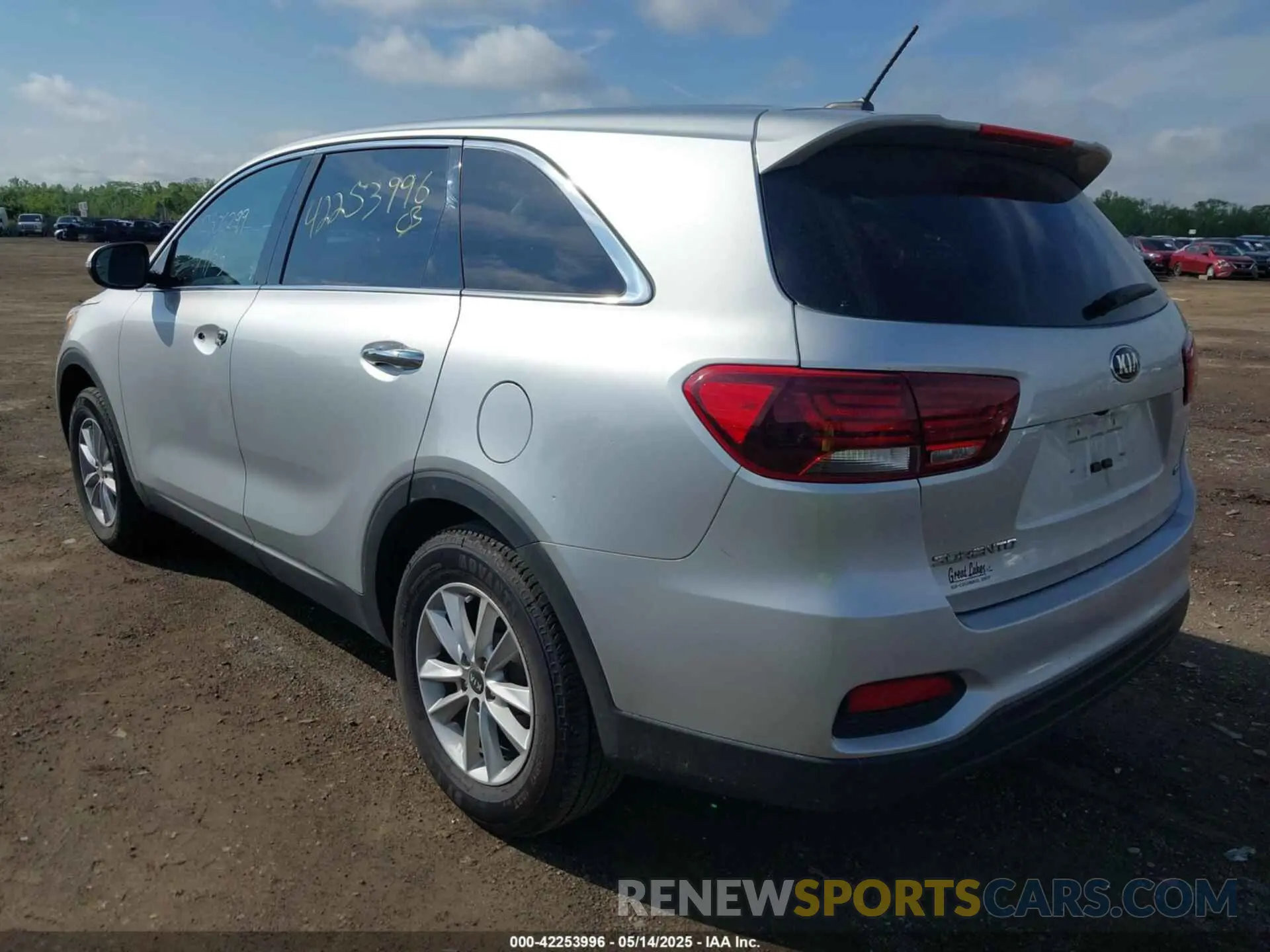 3 fotografías del automóvil dañado 5XYPG4A39KG463715 KIA SORENTO 2019