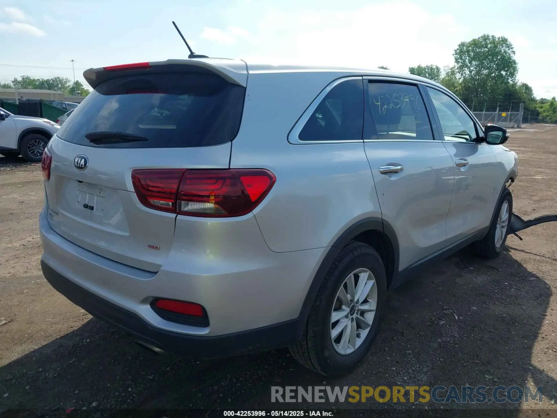 4 fotografías del automóvil dañado 5XYPG4A39KG463715 KIA SORENTO 2019