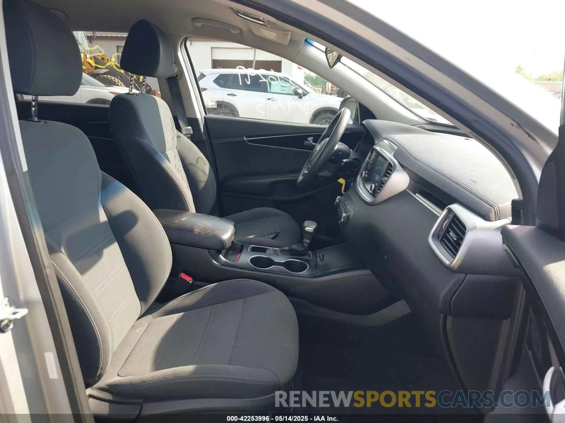 5 fotografías del automóvil dañado 5XYPG4A39KG463715 KIA SORENTO 2019