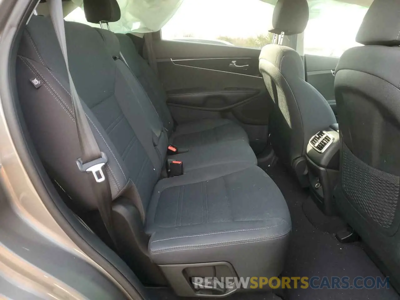 11 fotografías del automóvil dañado 5XYPG4A39KG520477 KIA SORENTO 2019