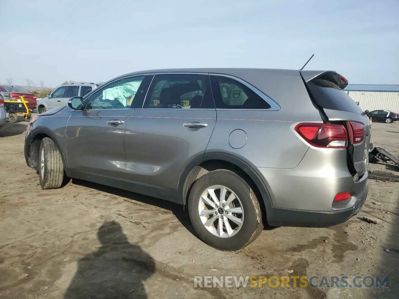 2 fotografías del automóvil dañado 5XYPG4A39KG520477 KIA SORENTO 2019