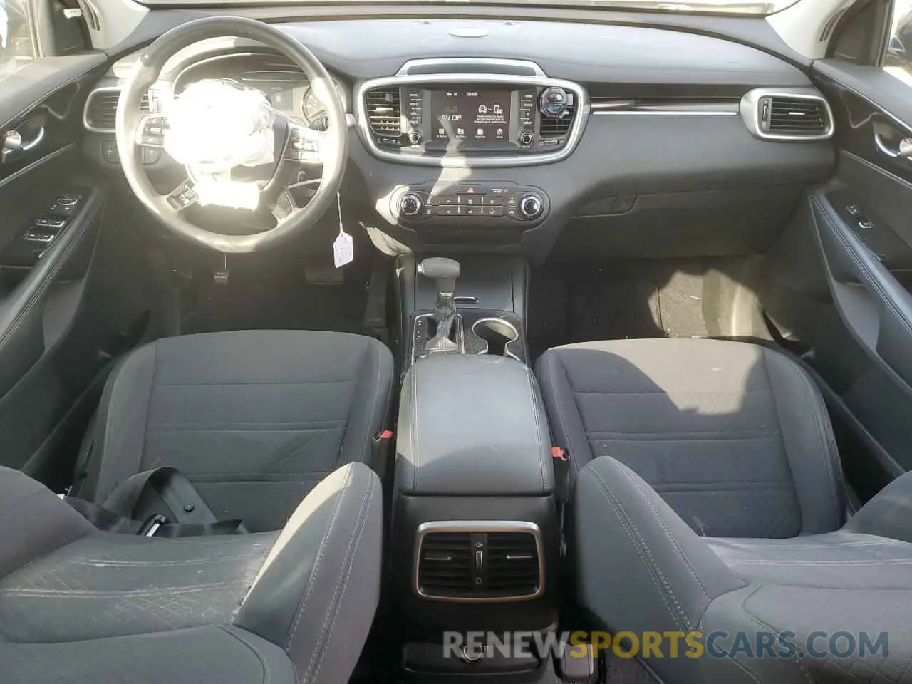 8 fotografías del automóvil dañado 5XYPG4A39KG520477 KIA SORENTO 2019