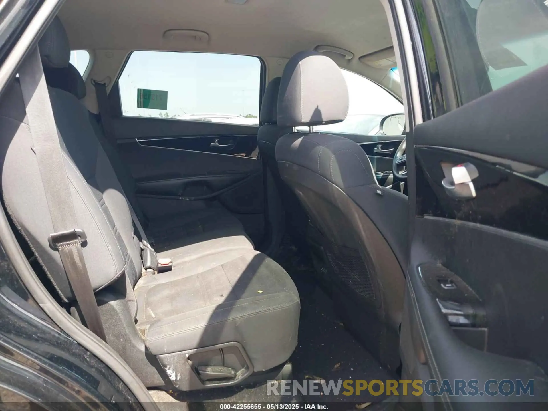 8 fotografías del automóvil dañado 5XYPG4A39KG534430 KIA SORENTO 2019