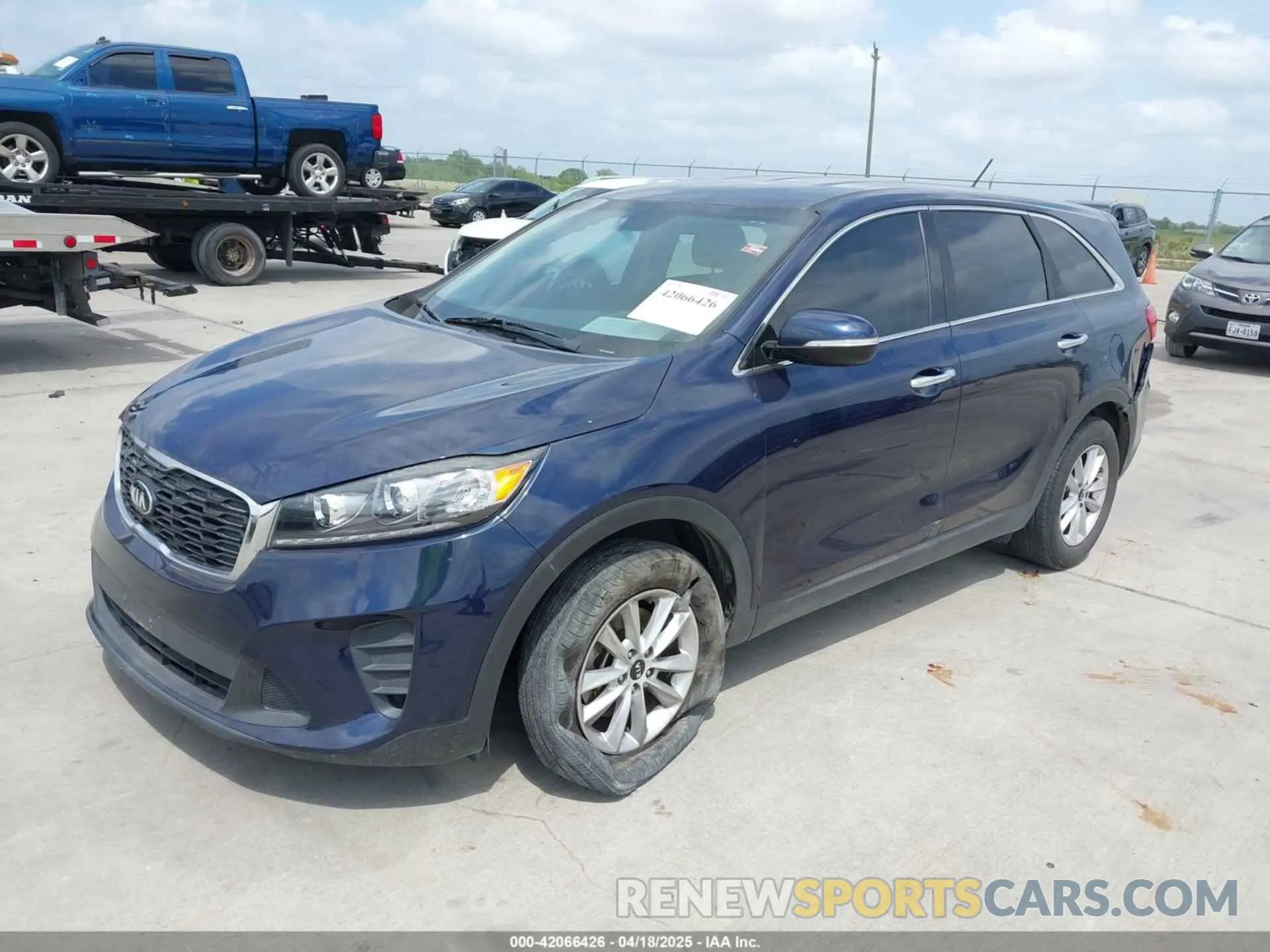 2 fotografías del automóvil dañado 5XYPG4A39KG541829 KIA SORENTO 2019