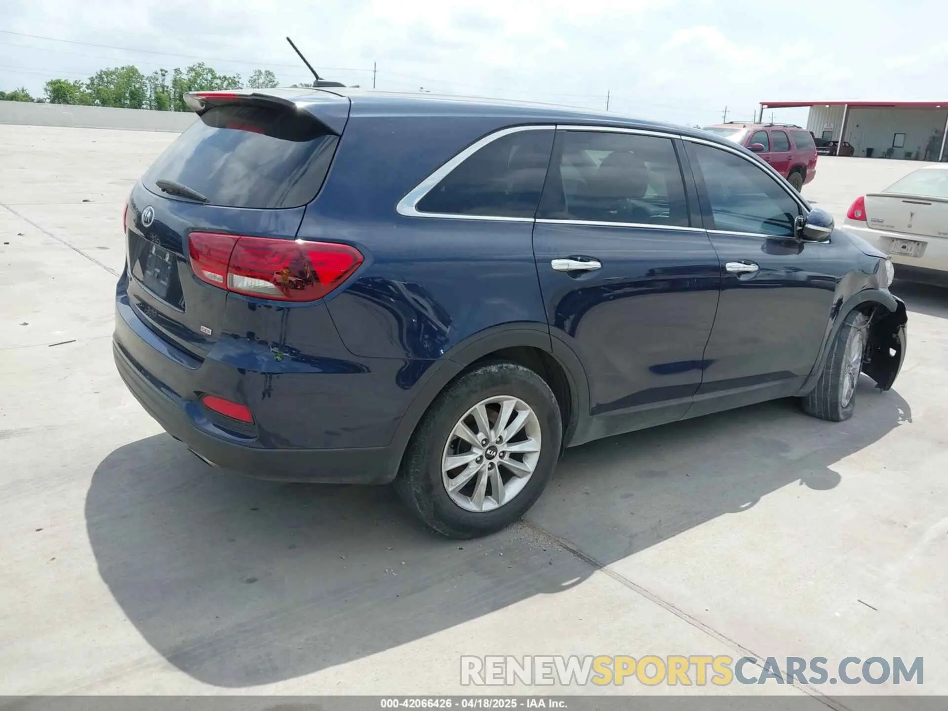 4 fotografías del automóvil dañado 5XYPG4A39KG541829 KIA SORENTO 2019
