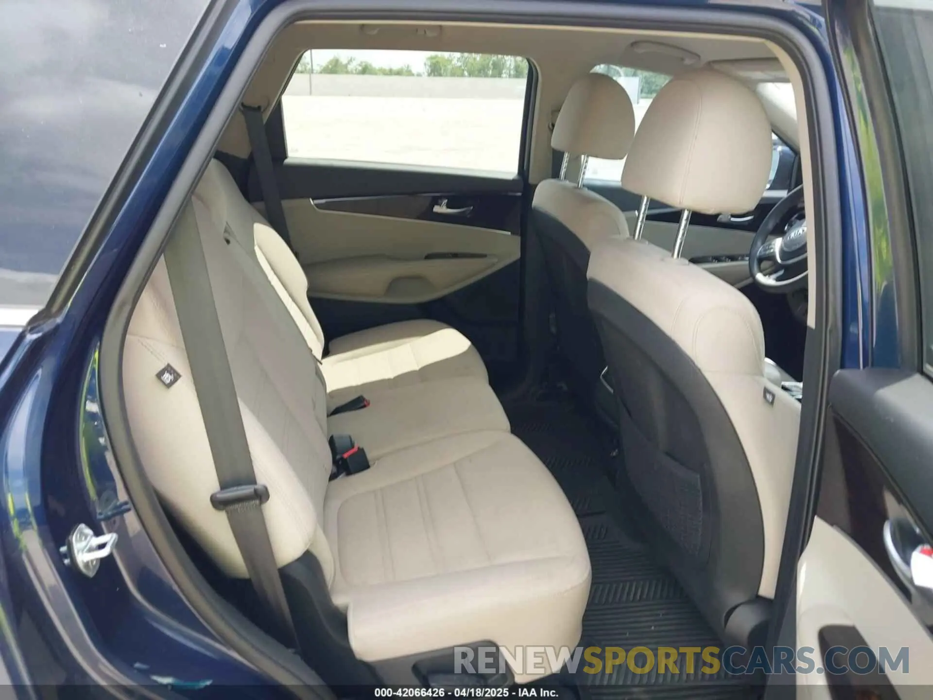 8 fotografías del automóvil dañado 5XYPG4A39KG541829 KIA SORENTO 2019