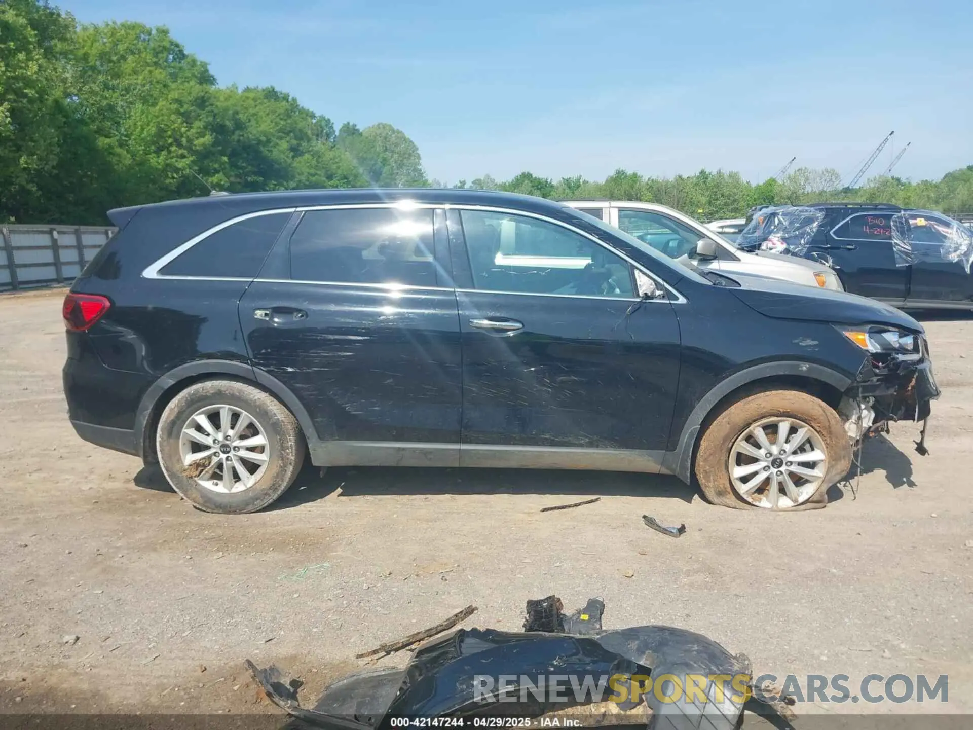 14 fotografías del automóvil dañado 5XYPG4A39KG576239 KIA SORENTO 2019