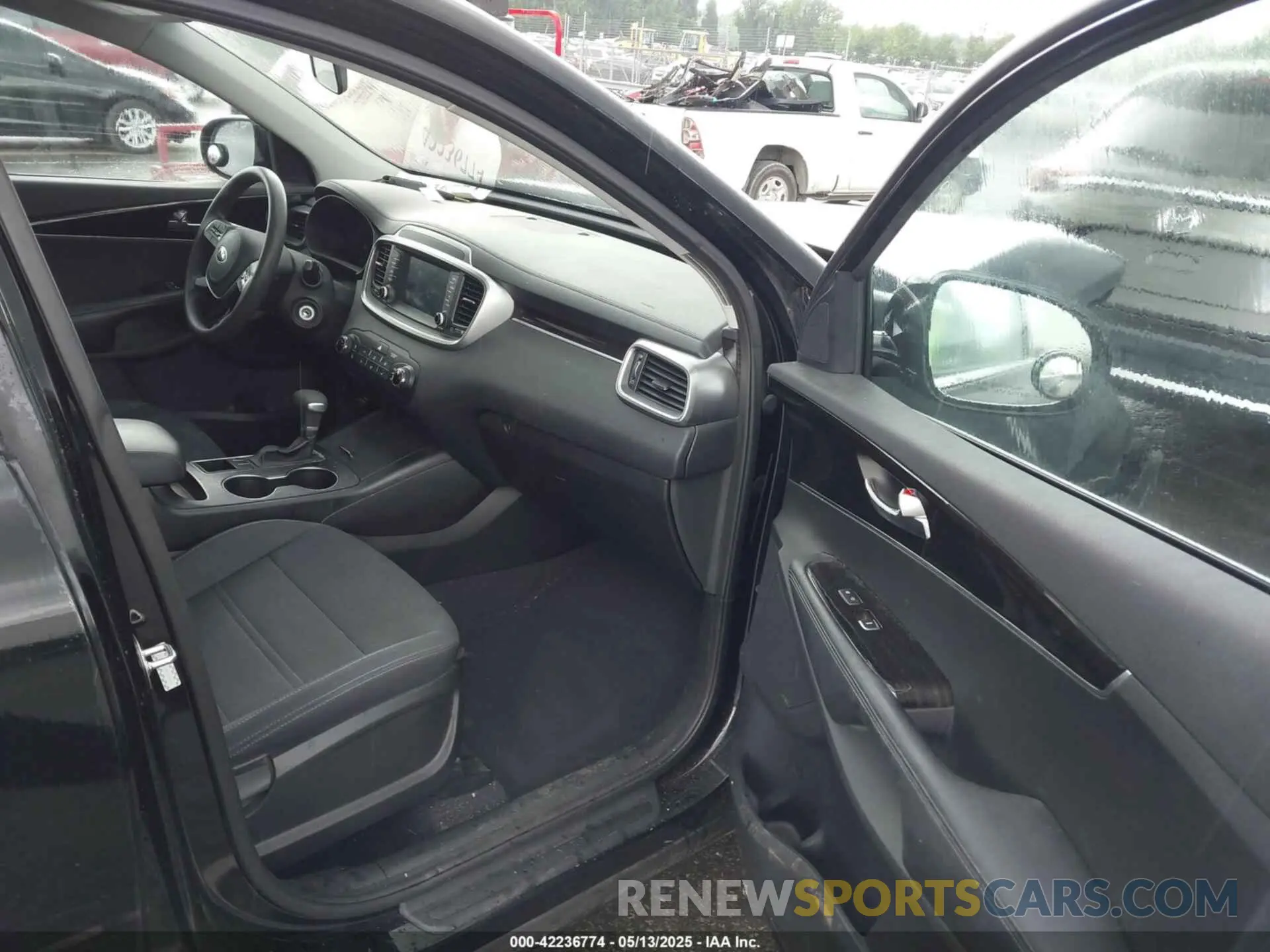 5 fotografías del automóvil dañado 5XYPG4A39KG584941 KIA SORENTO 2019