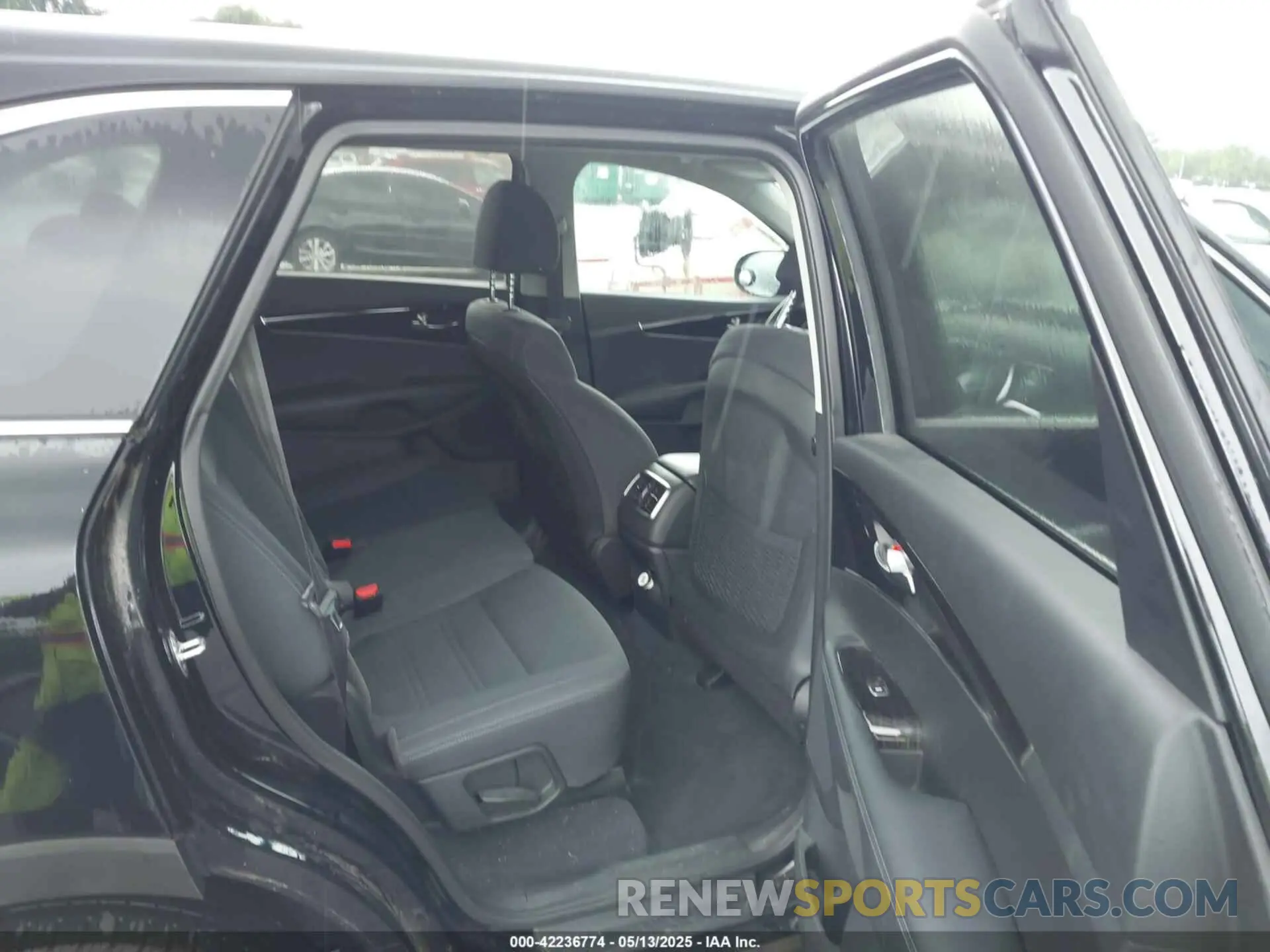 8 fotografías del automóvil dañado 5XYPG4A39KG584941 KIA SORENTO 2019