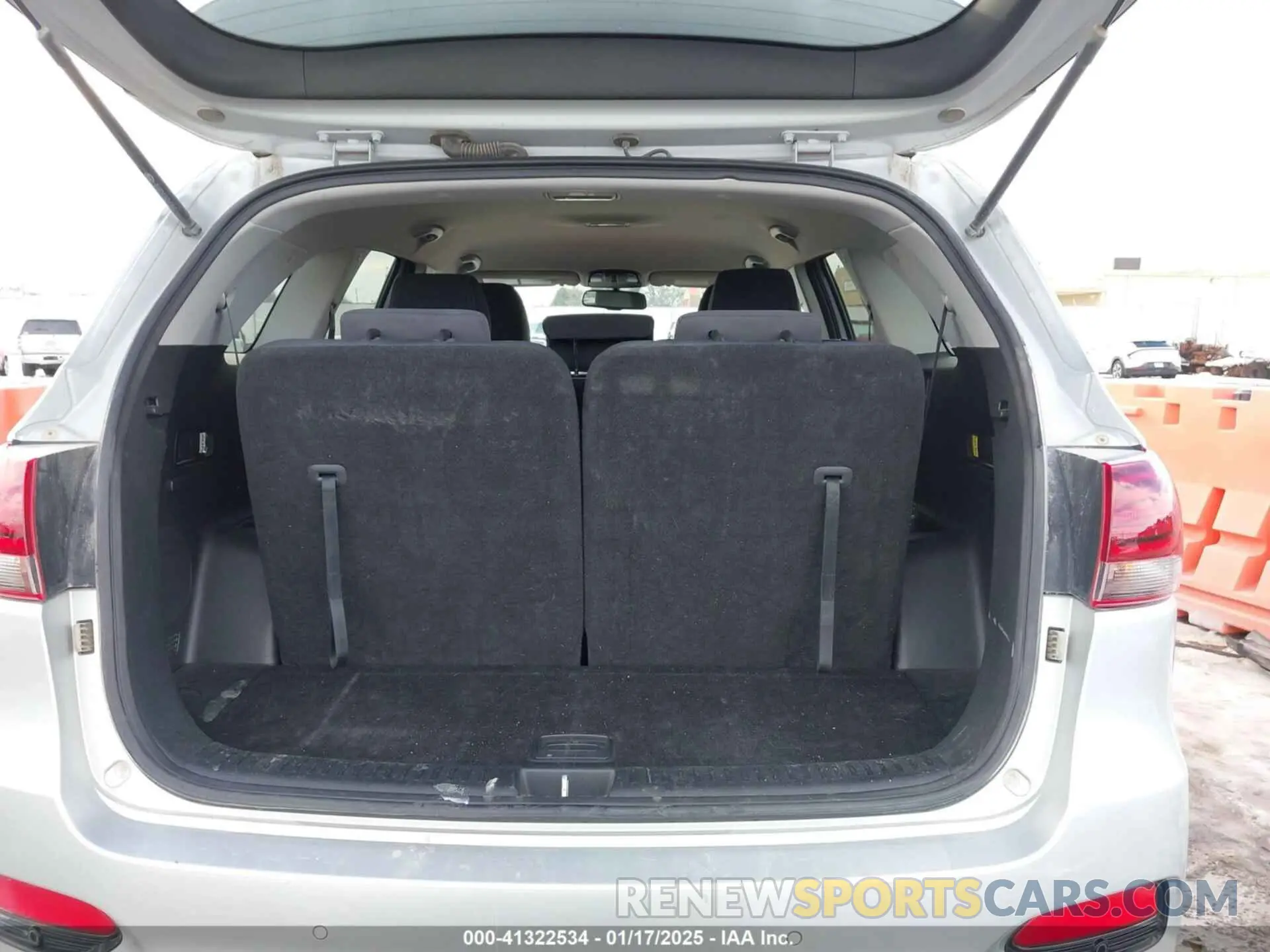 17 fotografías del automóvil dañado 5XYPG4A39KG592649 KIA SORENTO 2019