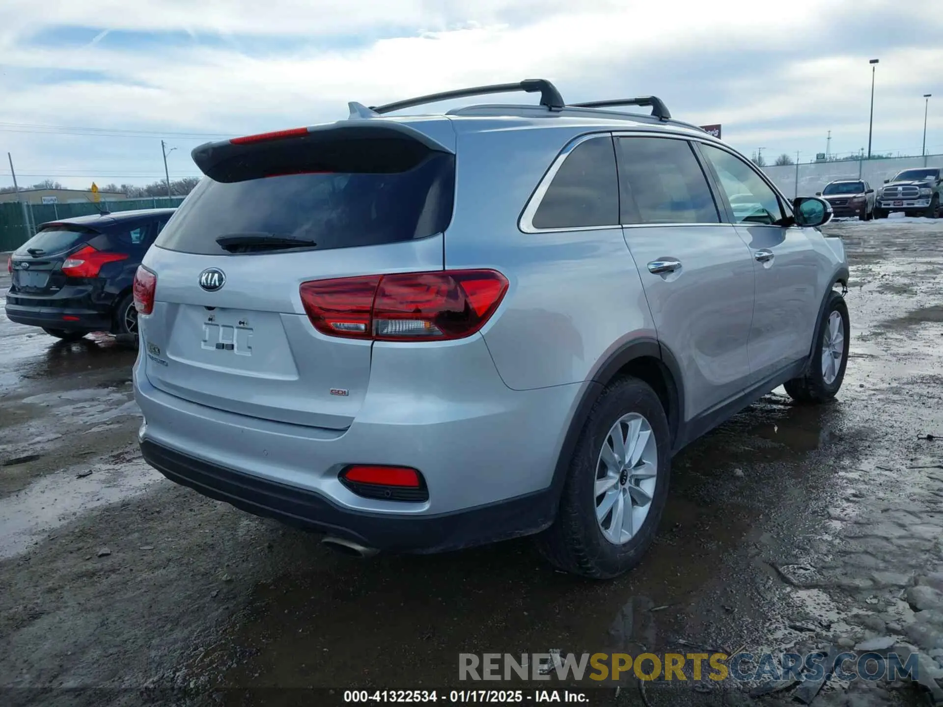 4 fotografías del automóvil dañado 5XYPG4A39KG592649 KIA SORENTO 2019