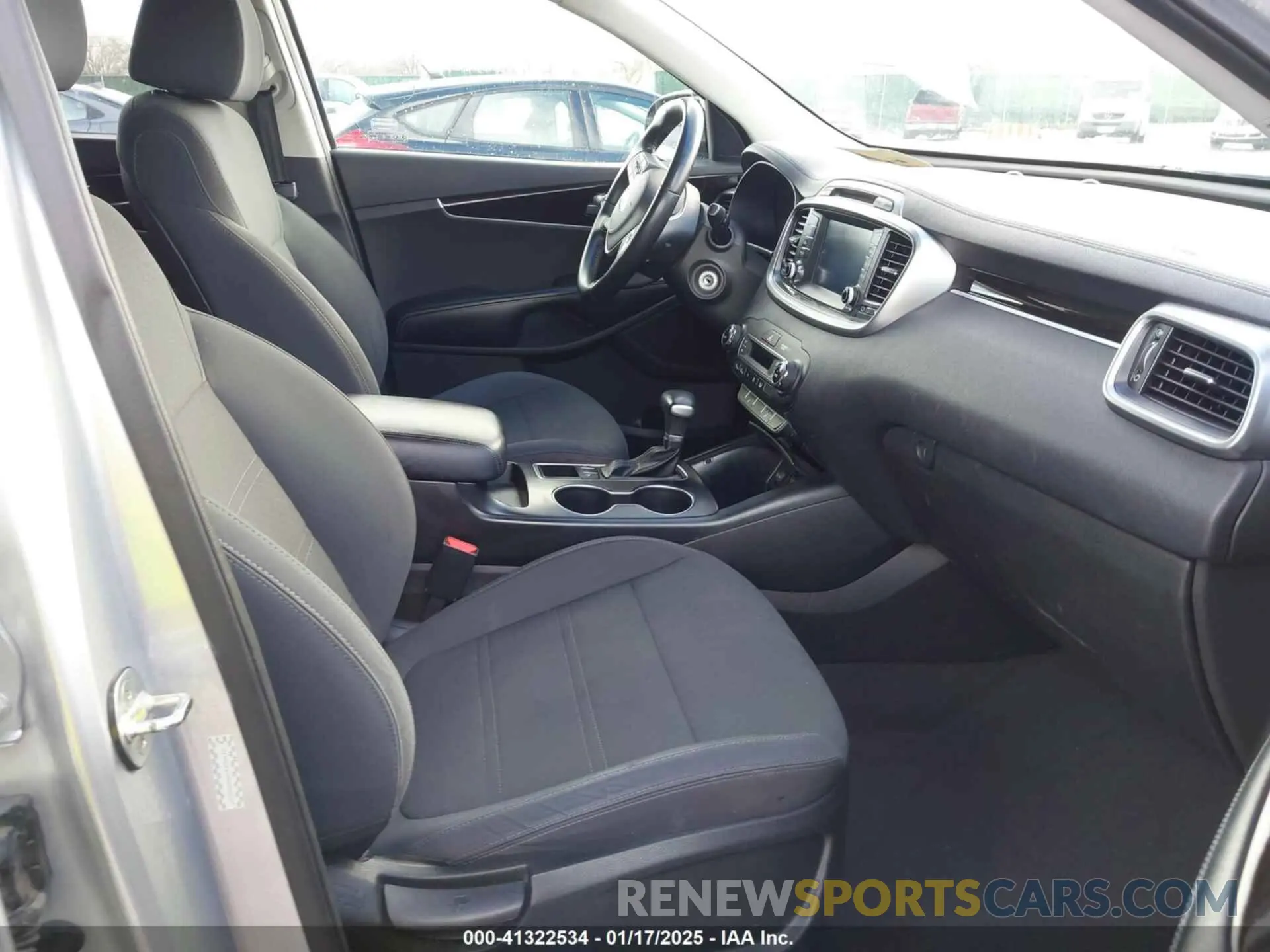 5 fotografías del automóvil dañado 5XYPG4A39KG592649 KIA SORENTO 2019