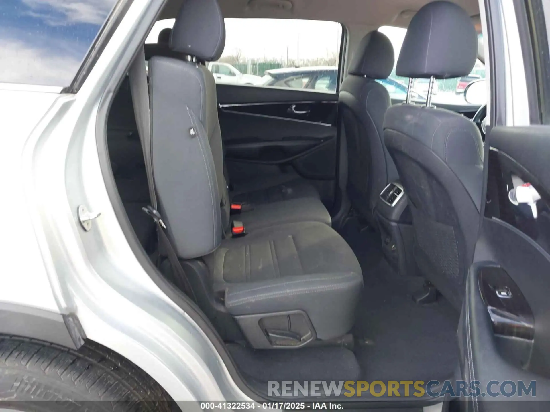 8 fotografías del automóvil dañado 5XYPG4A39KG592649 KIA SORENTO 2019