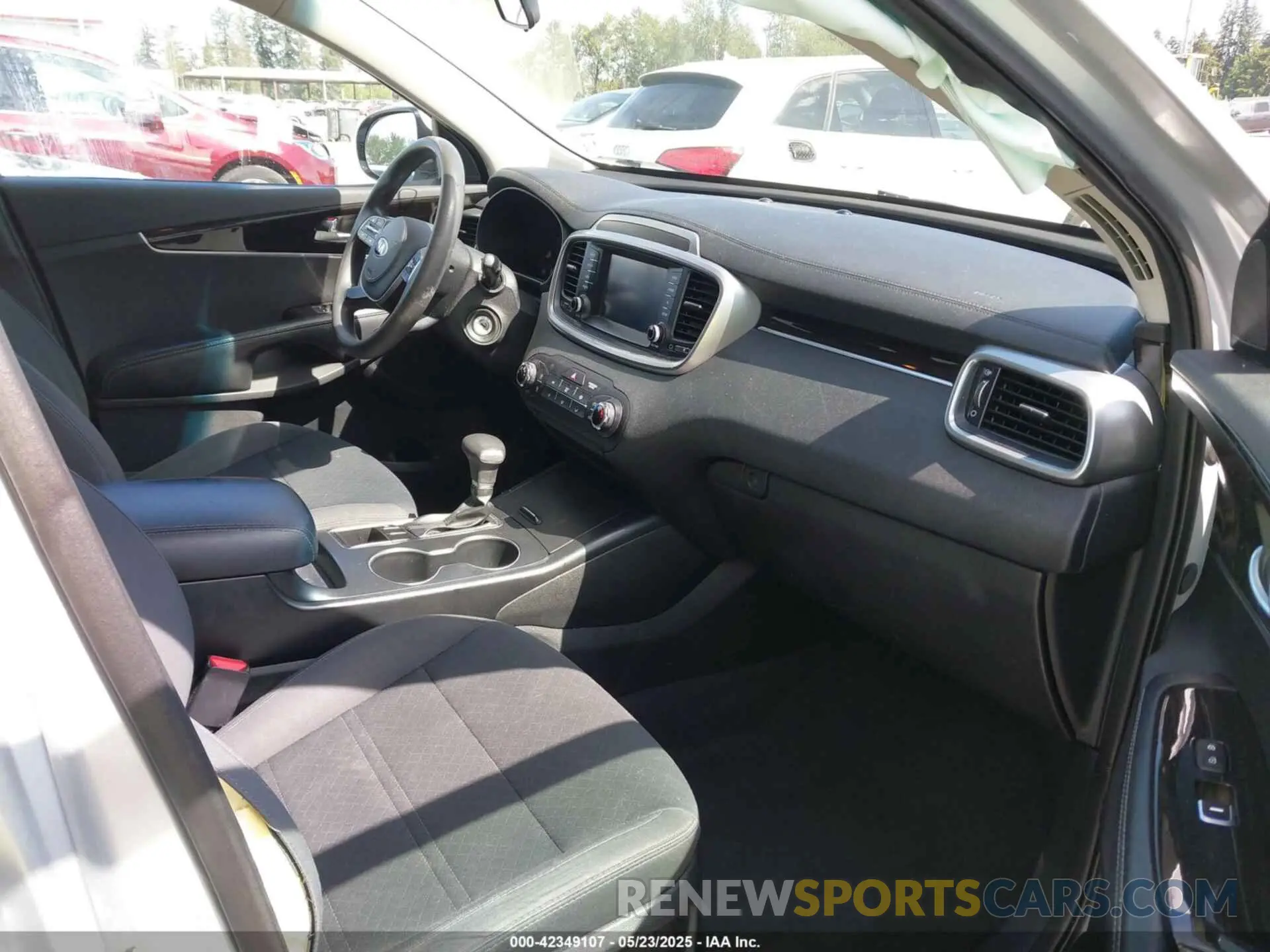 5 fotografías del automóvil dañado 5XYPG4A39KG595941 KIA SORENTO 2019