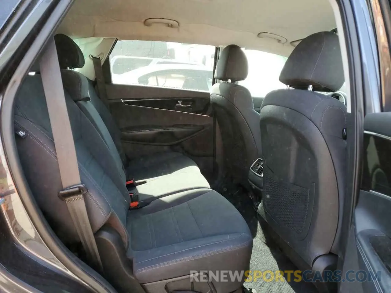 11 fotografías del automóvil dañado 5XYPG4A3XKG517426 KIA SORENTO 2019