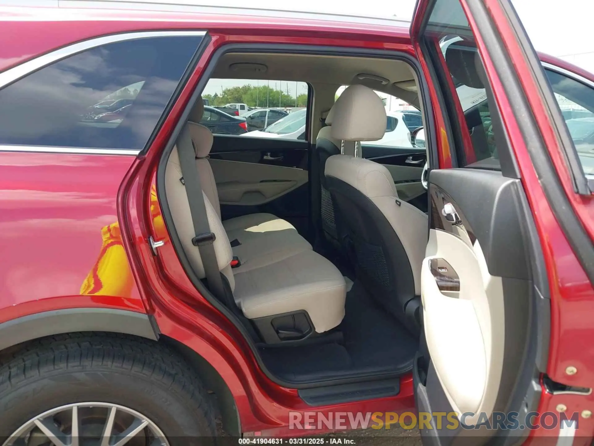 8 fotografías del automóvil dañado 5XYPG4A3XKG527468 KIA SORENTO 2019