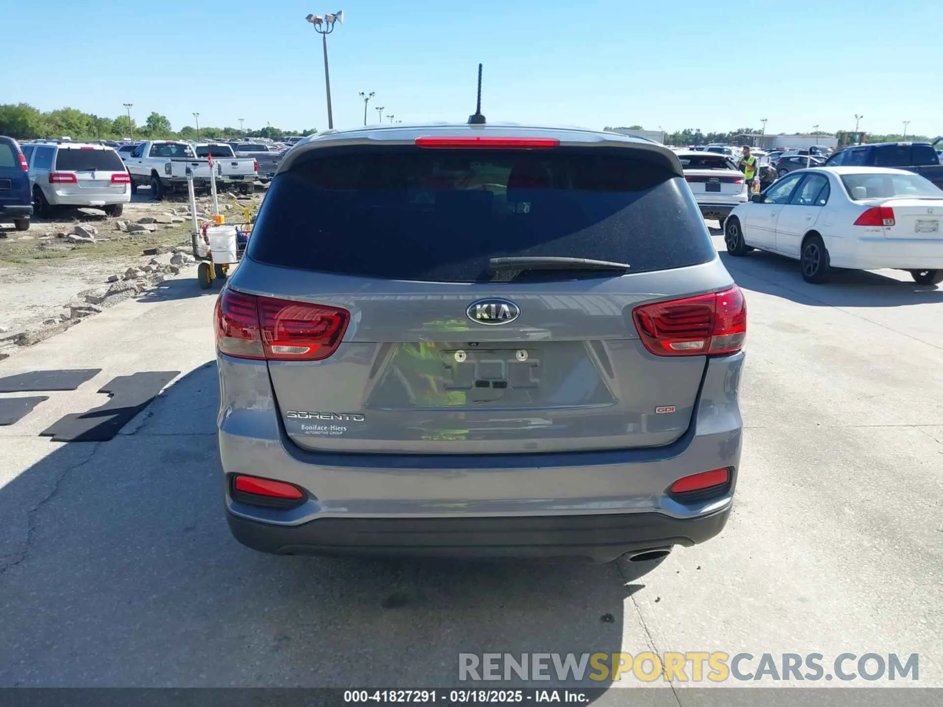 17 fotografías del automóvil dañado 5XYPG4A3XKG605229 KIA SORENTO 2019