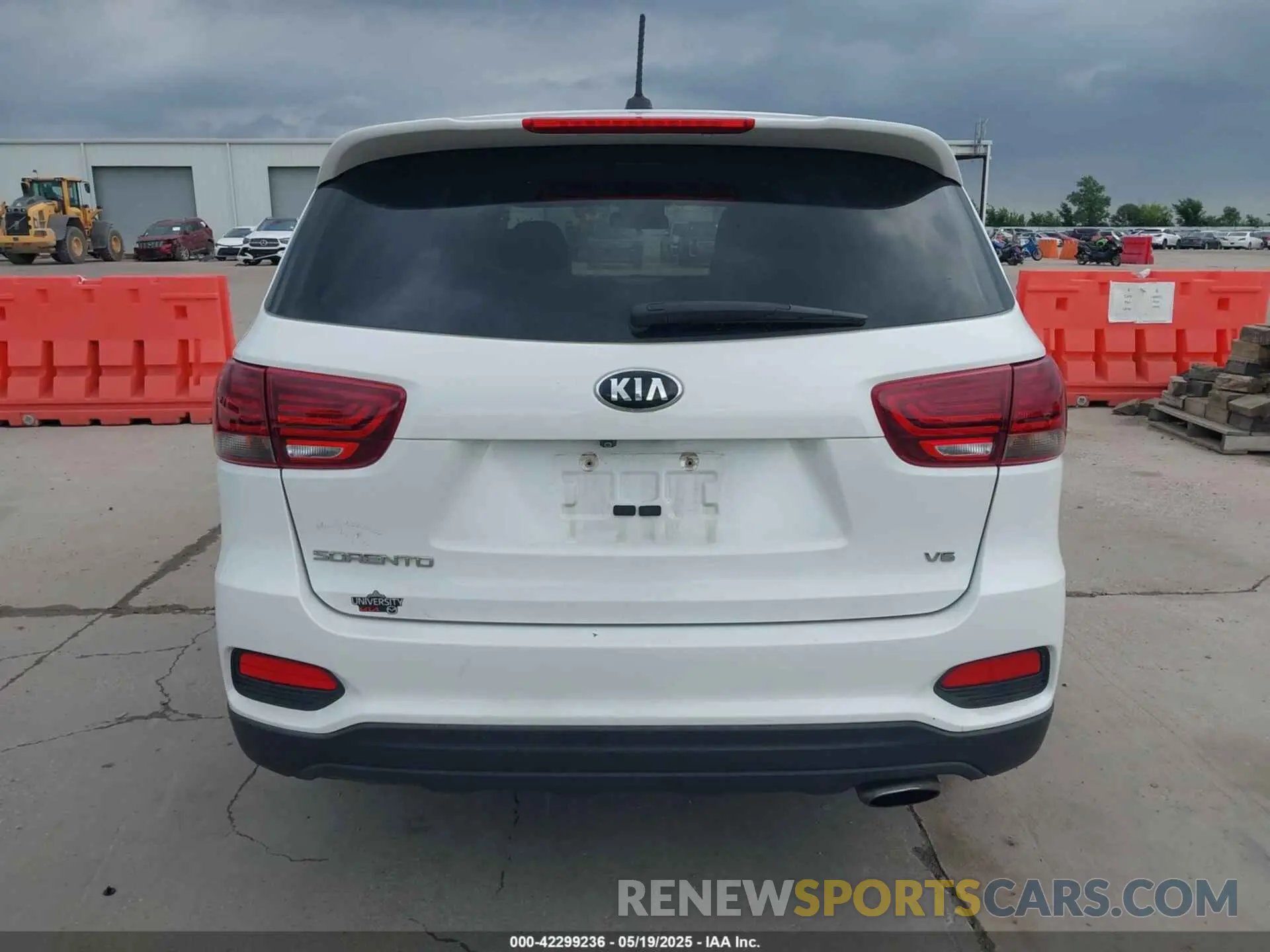 16 fotografías del automóvil dañado 5XYPG4A50KG573036 KIA SORENTO 2019