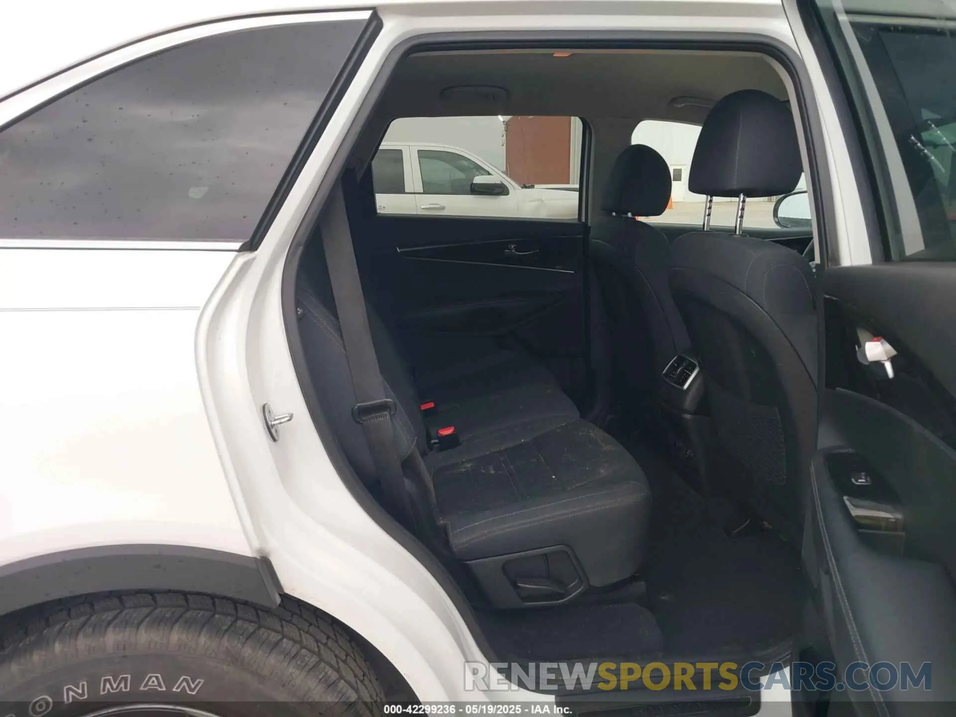 8 fotografías del automóvil dañado 5XYPG4A50KG573036 KIA SORENTO 2019