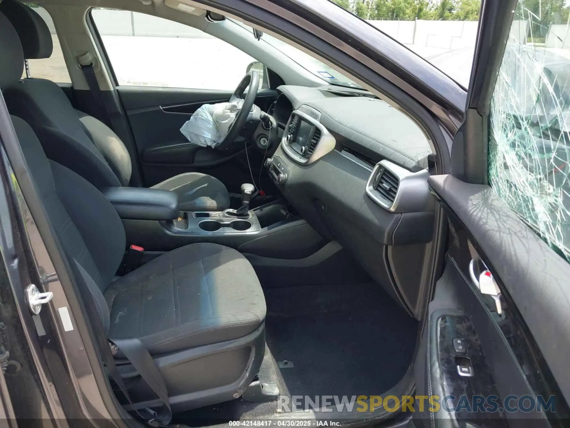5 fotografías del automóvil dañado 5XYPG4A51KG441192 KIA SORENTO 2019