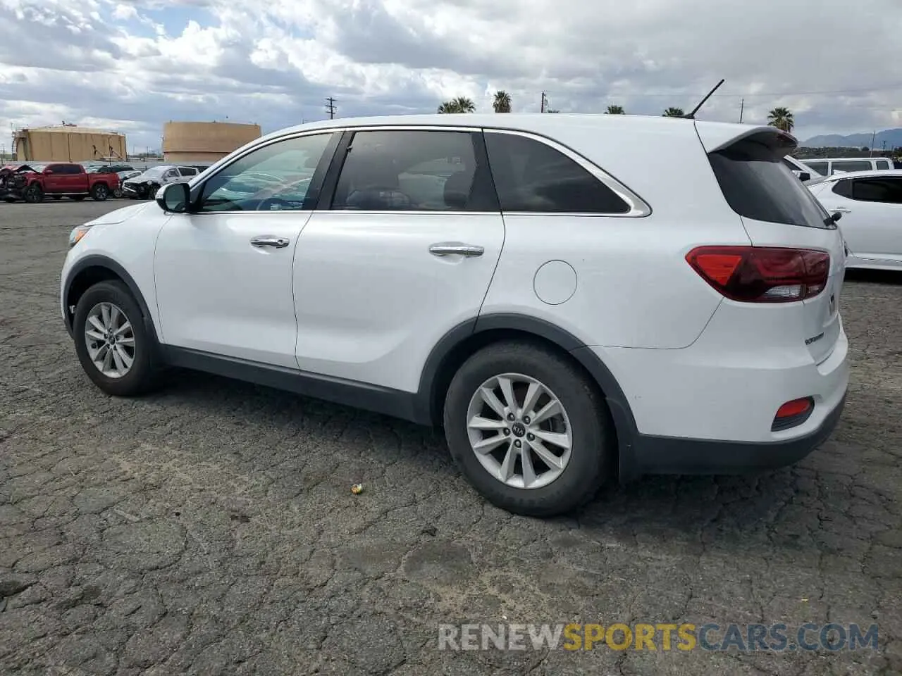 2 fotografías del automóvil dañado 5XYPG4A55KG492730 KIA SORENTO 2019