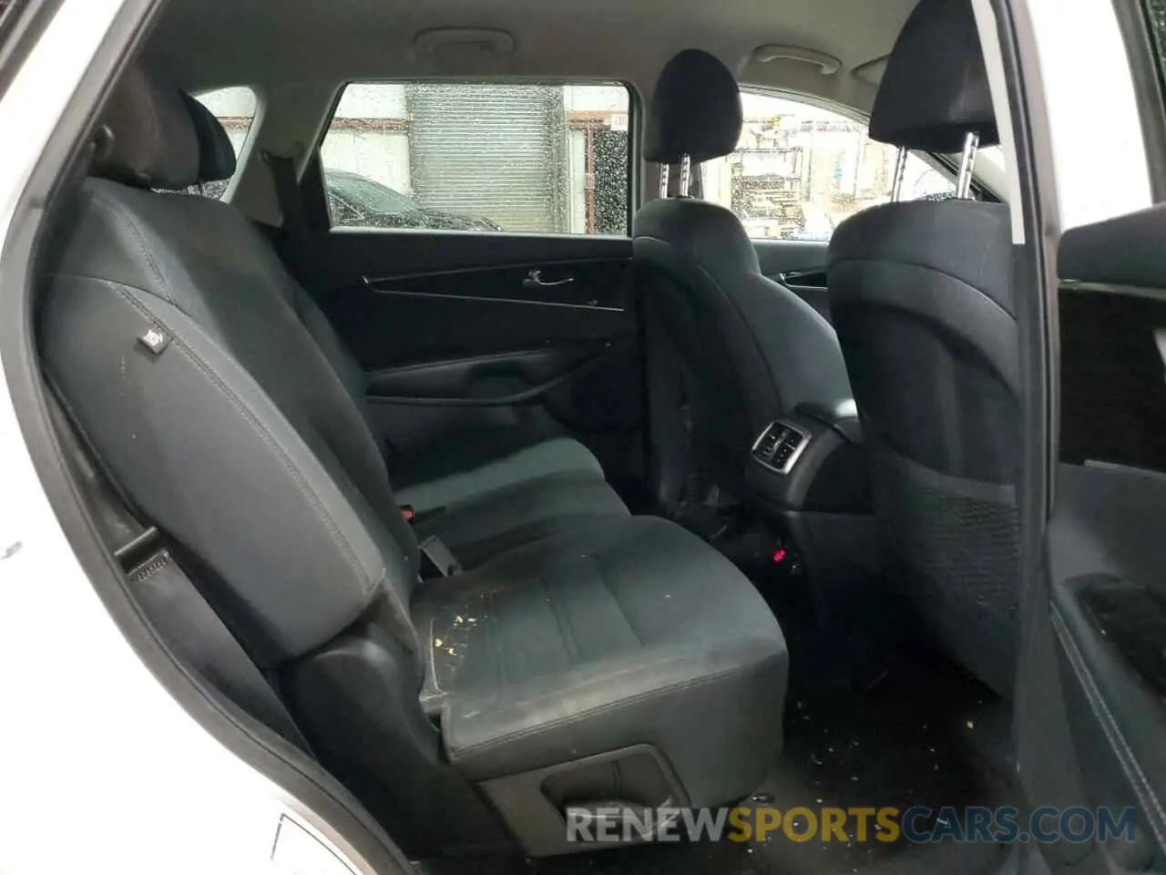 11 fotografías del automóvil dañado 5XYPG4A56KG558427 KIA SORENTO 2019