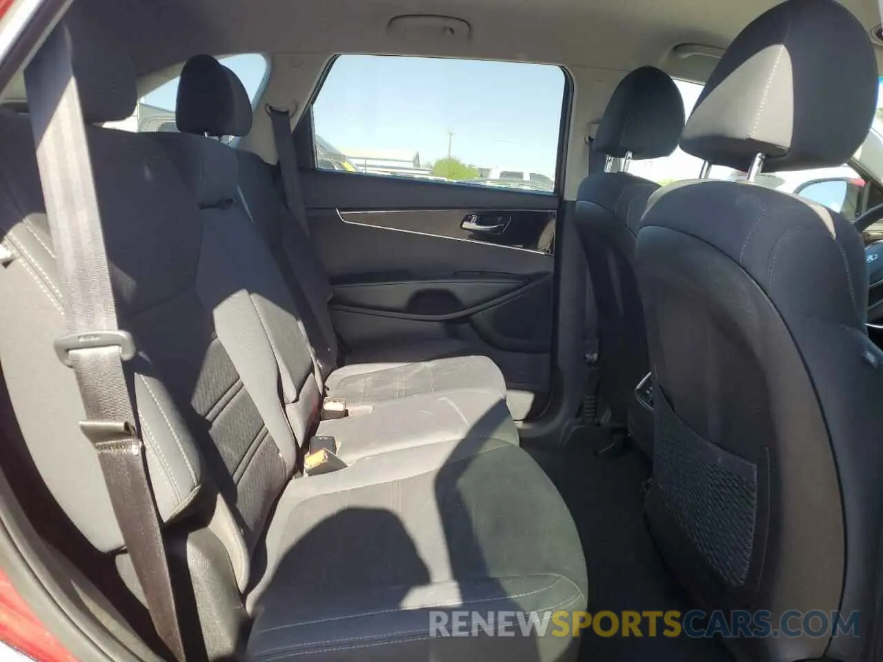 10 fotografías del automóvil dañado 5XYPG4A57KG572059 KIA SORENTO 2019