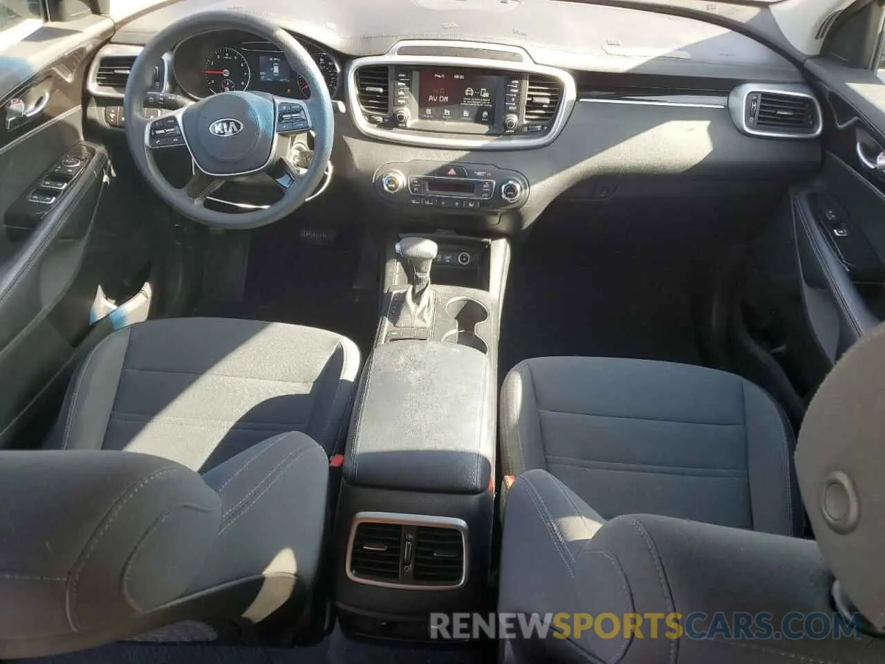8 fotografías del automóvil dañado 5XYPG4A57KG572059 KIA SORENTO 2019