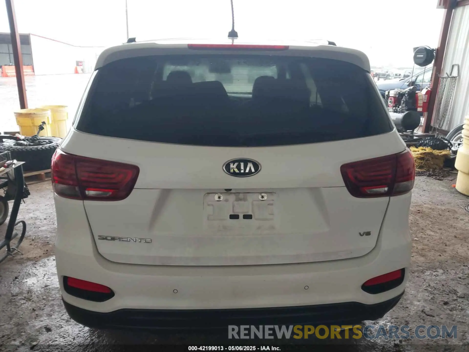 16 fotografías del automóvil dañado 5XYPG4A57KG609790 KIA SORENTO 2019