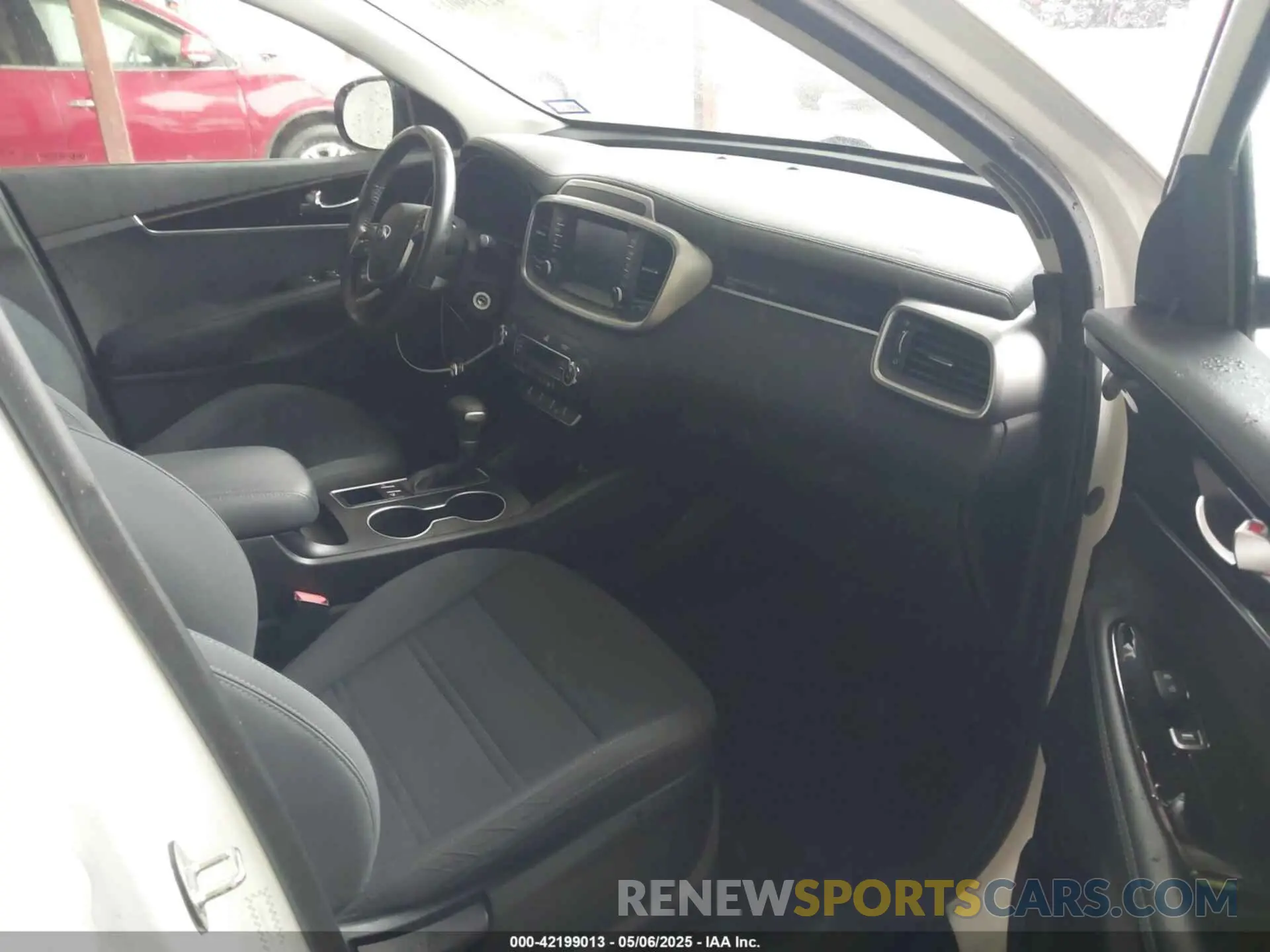 5 fotografías del automóvil dañado 5XYPG4A57KG609790 KIA SORENTO 2019