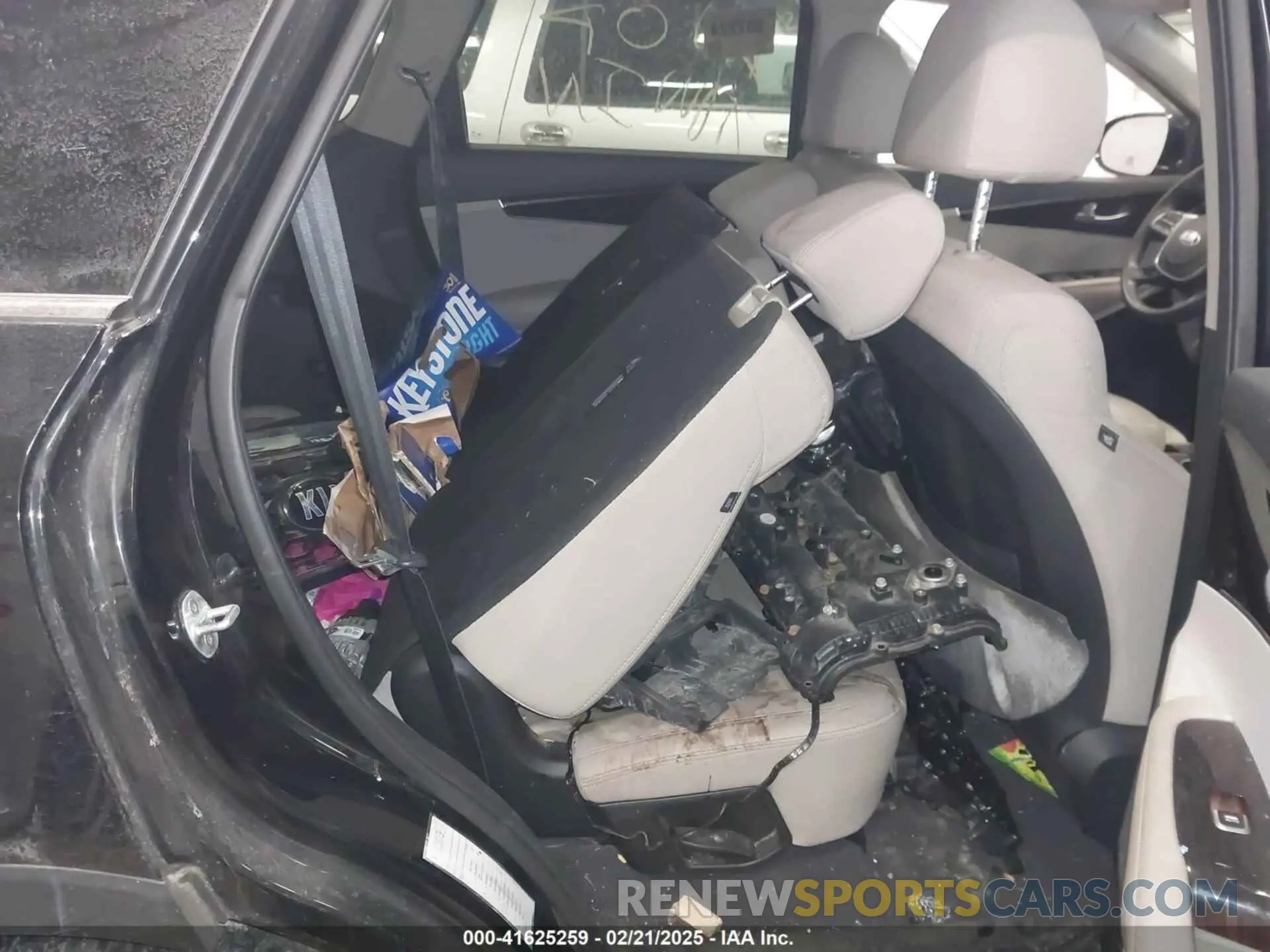8 fotografías del automóvil dañado 5XYPG4A58KG489689 KIA SORENTO 2019