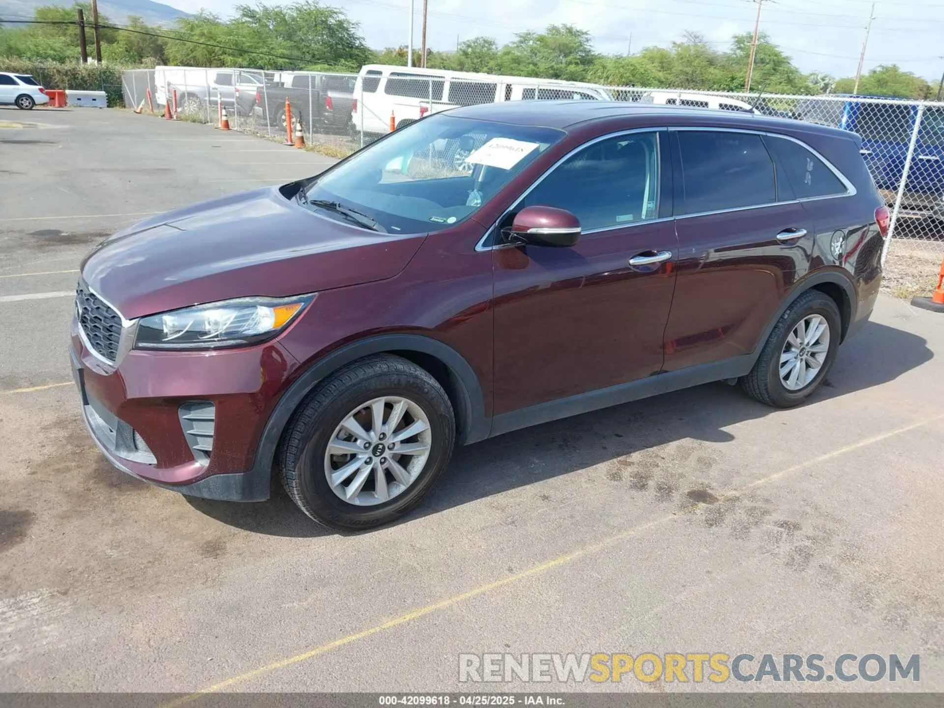 2 fotografías del automóvil dañado 5XYPG4A58KG565461 KIA SORENTO 2019