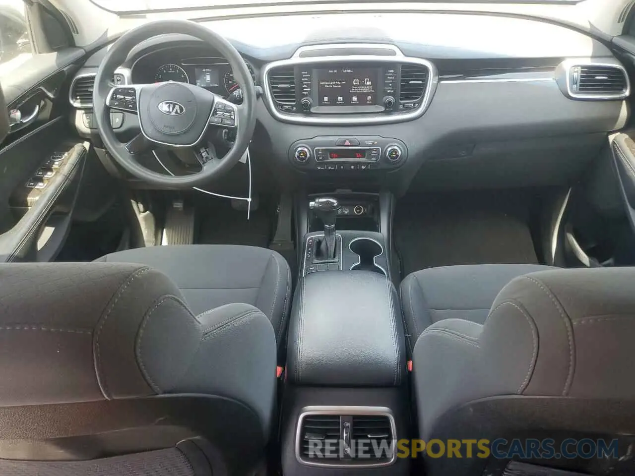 8 fotografías del automóvil dañado 5XYPG4A5XKG491556 KIA SORENTO 2019